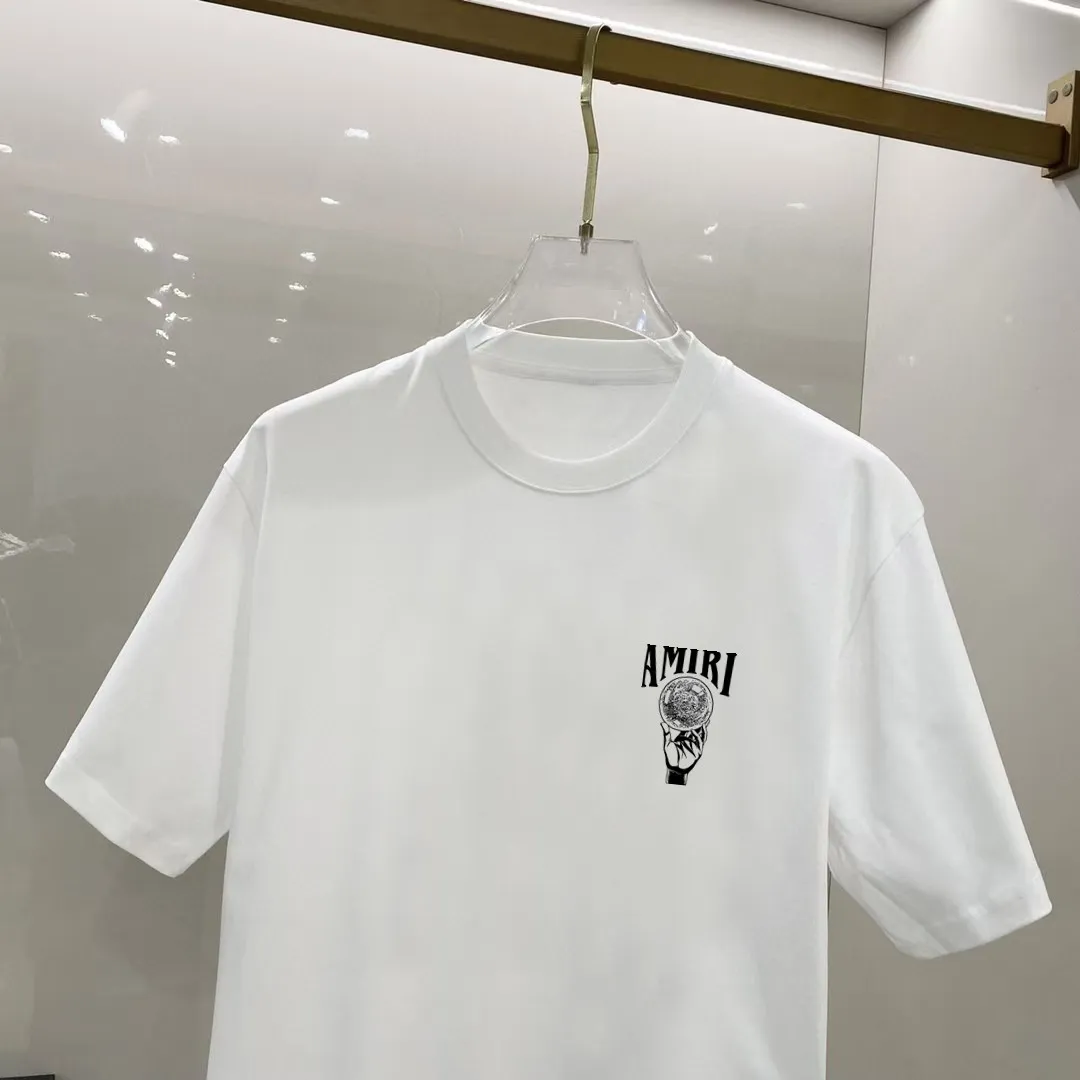 P150 AMIRI# 2025 spring and summer new style debut counter, the latest short-sleeved round neck T-shirt, high-end custom design, avant-garde and fashionable! The brand logo is designed with heavy craftsmanship. High-end customized 250g Xinjiang long-staple cotton fabric. Soft to the touch. Comfortable to wear. Exquisite stitching at the counter level. Fine workmanship. The upper body effect is incomparably handsome! A must-have item for a stylish man! Color: black. White! Size: S M L