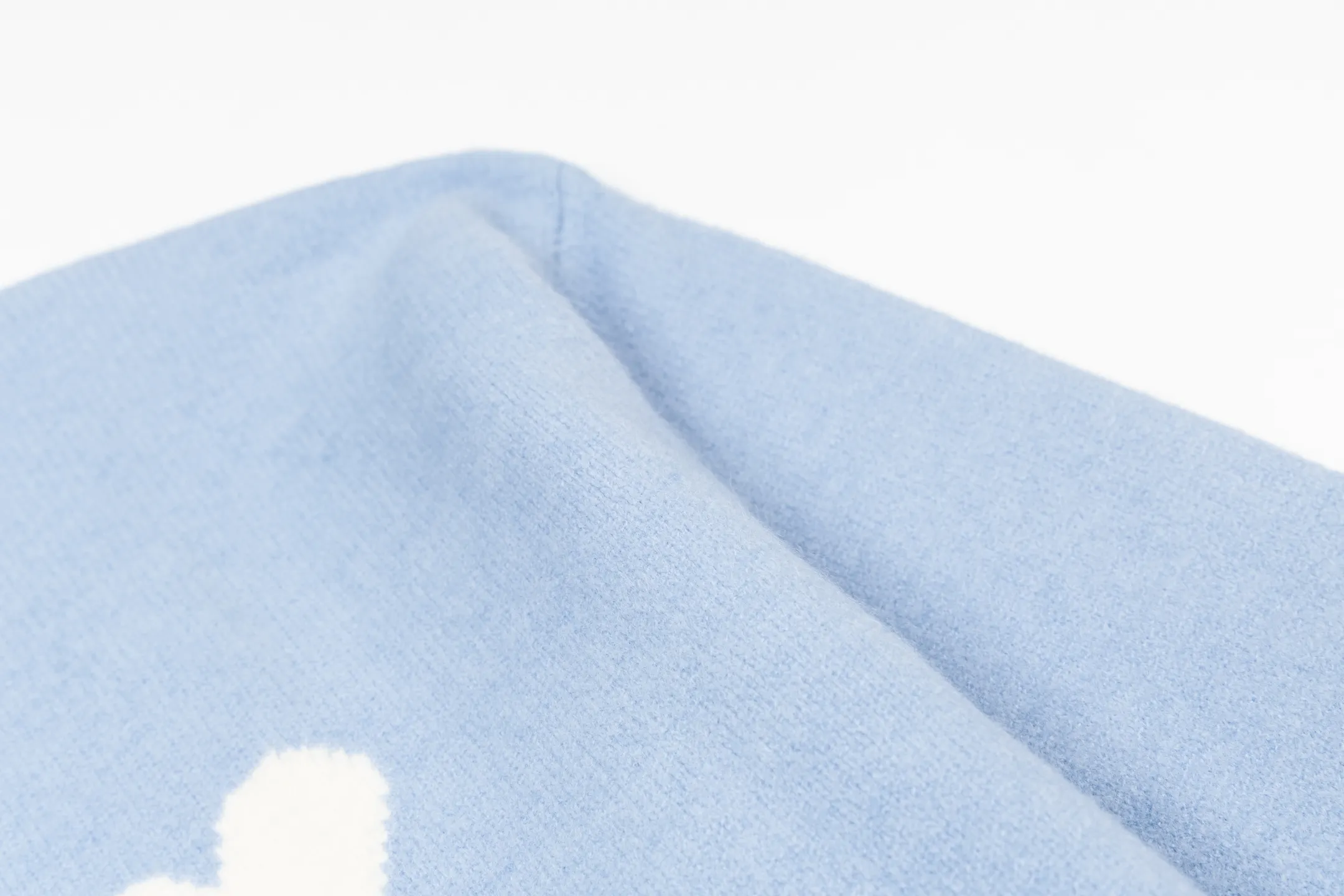 🅿️500 [Exclusive supply] Ami love jacquard crew neck sweater (blue) The original version was purchased for 2,006 and developed. The fabric is made of alpaca wool to maintain a stable shape. The stitching is even and firm, and the details are meticulously handled, reflecting the brand's strict control over quality. The overall design is simple and elegant, suitable for various occasions. Whether it is business or leisure, it can show an elegant and decent style. The overall wiring is straight and delicate, the fabric is comfortable and soft, and the color is consistent without color difference. It can be matched with the same style to create a fashionable look, and can be used in various occasions. Customized accessories, complete with three standards, the same style for men and women. Size:S-M-L-XL
