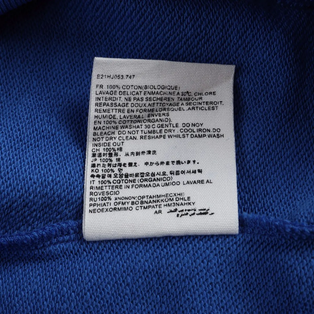 P150 Style No. 204 2025 embroidered large chapter style (15 colors in total) AMI 2025 autumn and winter classic large chapter round neck sweatshirt 15 colors to meet everyone’s needs. The fabric is made of 380g pure cotton fabric, which is thick and textured. The whole network’s counters purchase quality supporting output, which perfectly restores the genuine chapter. All the chapters are made of thick wool knitting. The absolute quality can be compared with any one in the market. There is no color difference in custom-dyed threads. The detailed accessories and tag packaging are all 1:1 with the genuine products, with the spirit of craftsmanship to give back to customers.   Color: Cailan Size: S M L XL