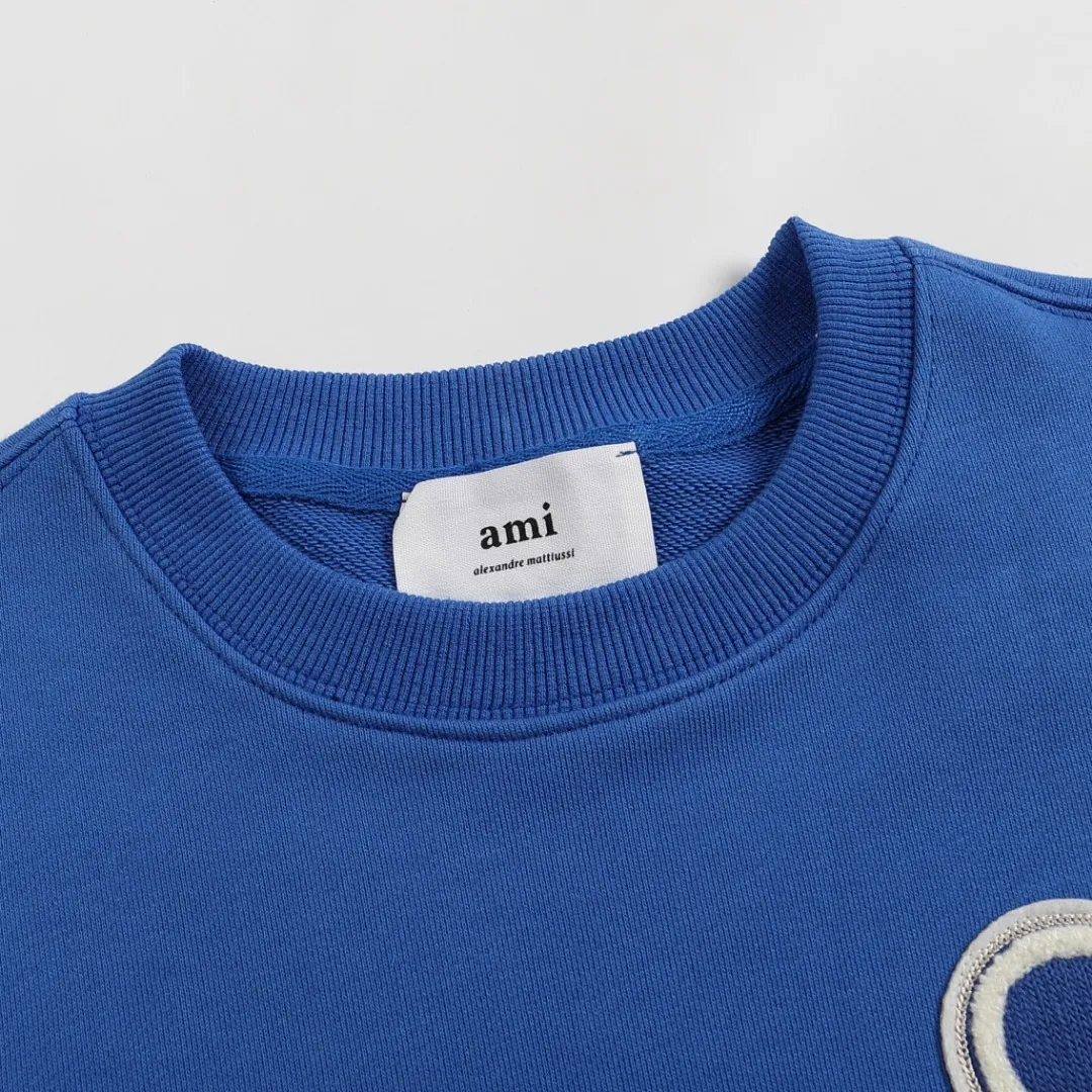 P150 Style No. 204 2025 embroidered large chapter style (15 colors in total) AMI 2025 autumn and winter classic large chapter round neck sweatshirt 15 colors to meet everyone’s needs. The fabric is made of 380g pure cotton fabric, which is thick and textured. The whole network’s counters purchase quality supporting output, which perfectly restores the genuine chapter. All the chapters are made of thick wool knitting. The absolute quality can be compared with any one in the market. There is no color difference in custom-dyed threads. The detailed accessories and tag packaging are all 1:1 with the genuine products, with the spirit of craftsmanship to give back to customers.   Color: Cailan Size: S M L XL
