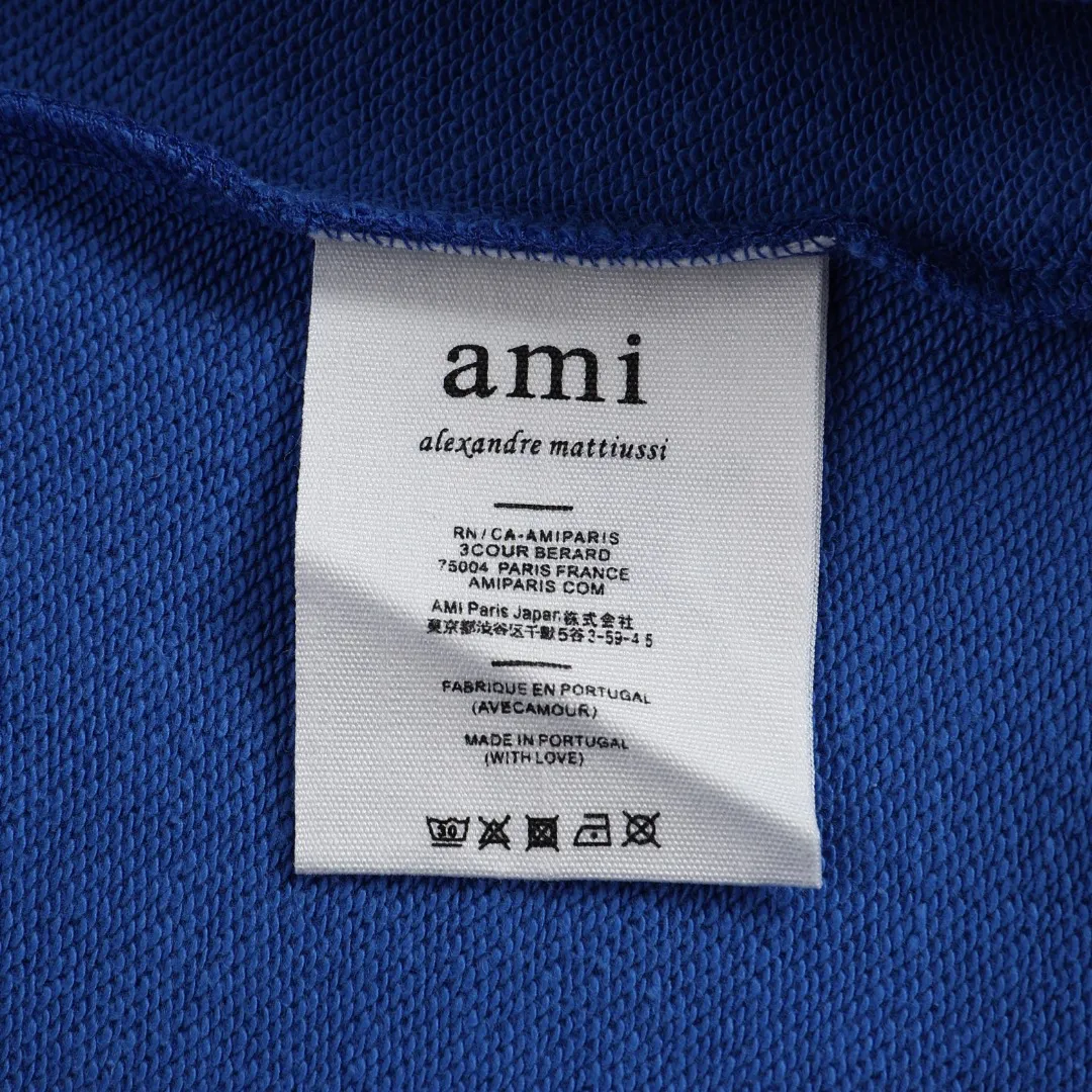 P150 Style No. 204 2025 embroidered large chapter style (15 colors in total) AMI 2025 autumn and winter classic large chapter round neck sweatshirt 15 colors to meet everyone’s needs. The fabric is made of 380g pure cotton fabric, which is thick and textured. The whole network’s counters purchase quality supporting output, which perfectly restores the genuine chapter. All the chapters are made of thick wool knitting. The absolute quality can be compared with any one in the market. There is no color difference in custom-dyed threads. The detailed accessories and tag packaging are all 1:1 with the genuine products, with the spirit of craftsmanship to give back to customers.   Color: Cailan Size: S M L XL