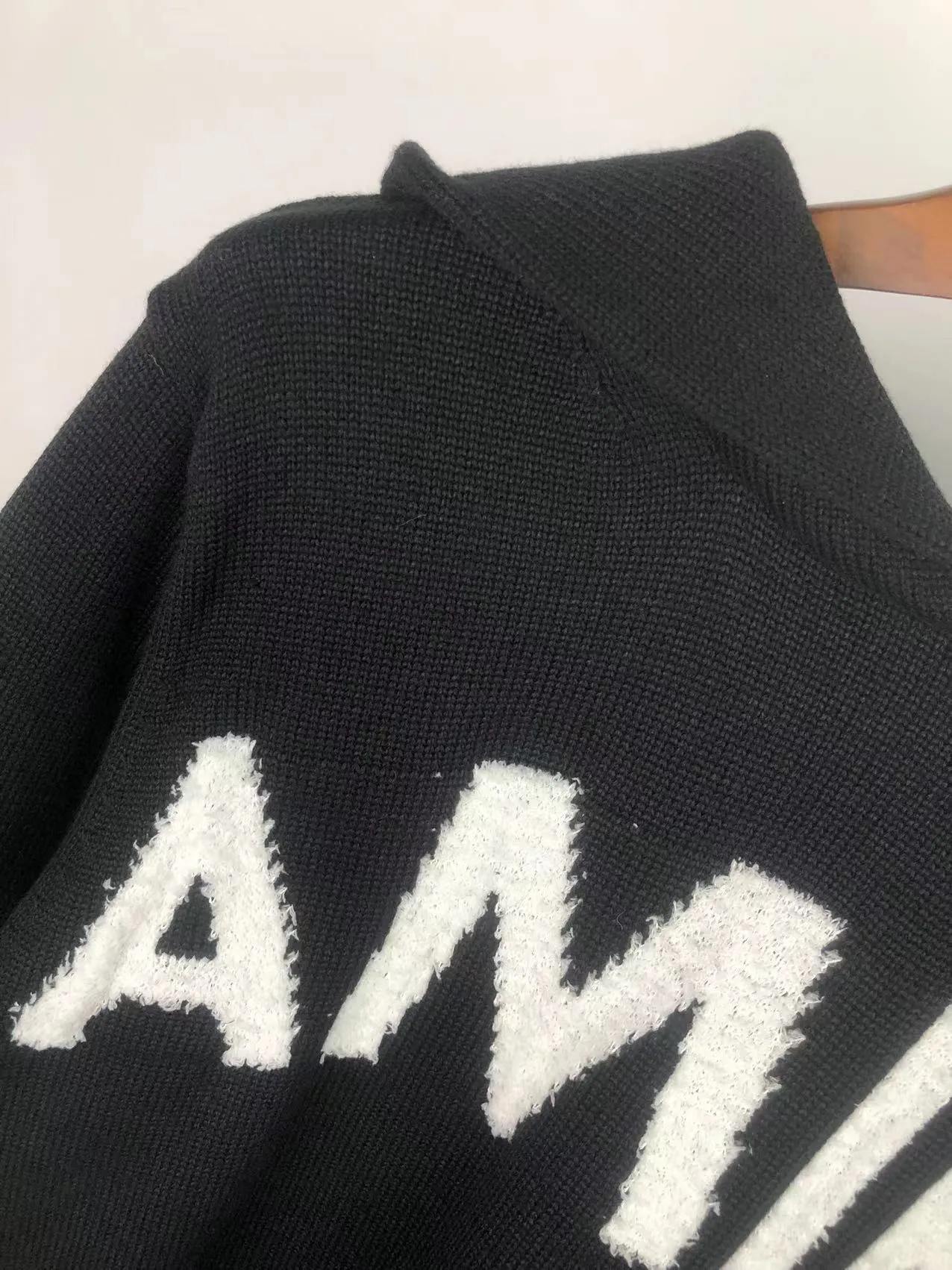 P270 🎉 AMIRI new letter logo jacquard, tassels destroyed holes European and American style (hooded style) sweater, color: pearl white, black size: S M L XL XXL