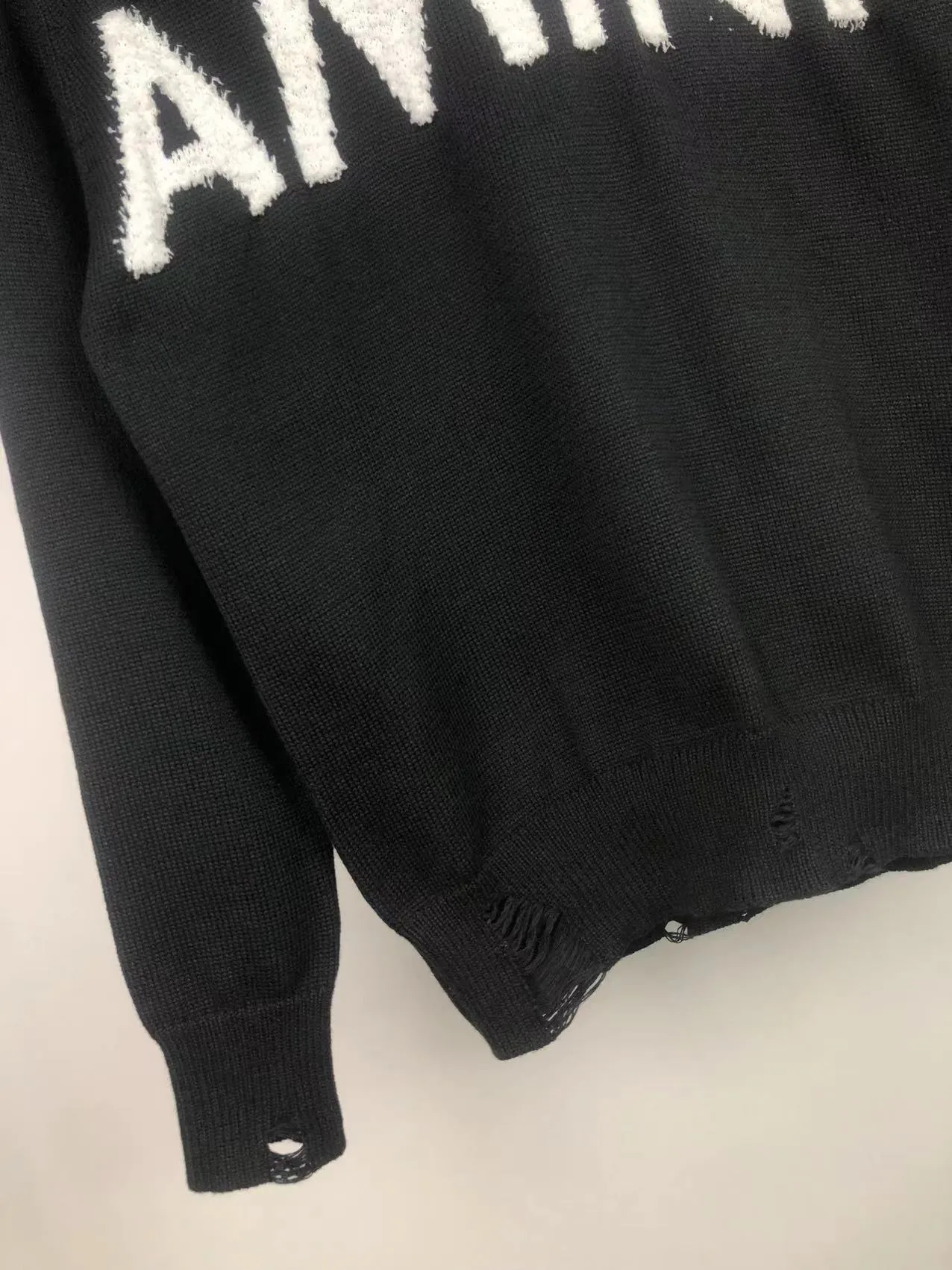 P270 🎉 AMIRI new letter logo jacquard, tassels destroyed holes European and American style (hooded style) sweater, color: pearl white, black size: S M L XL XXL