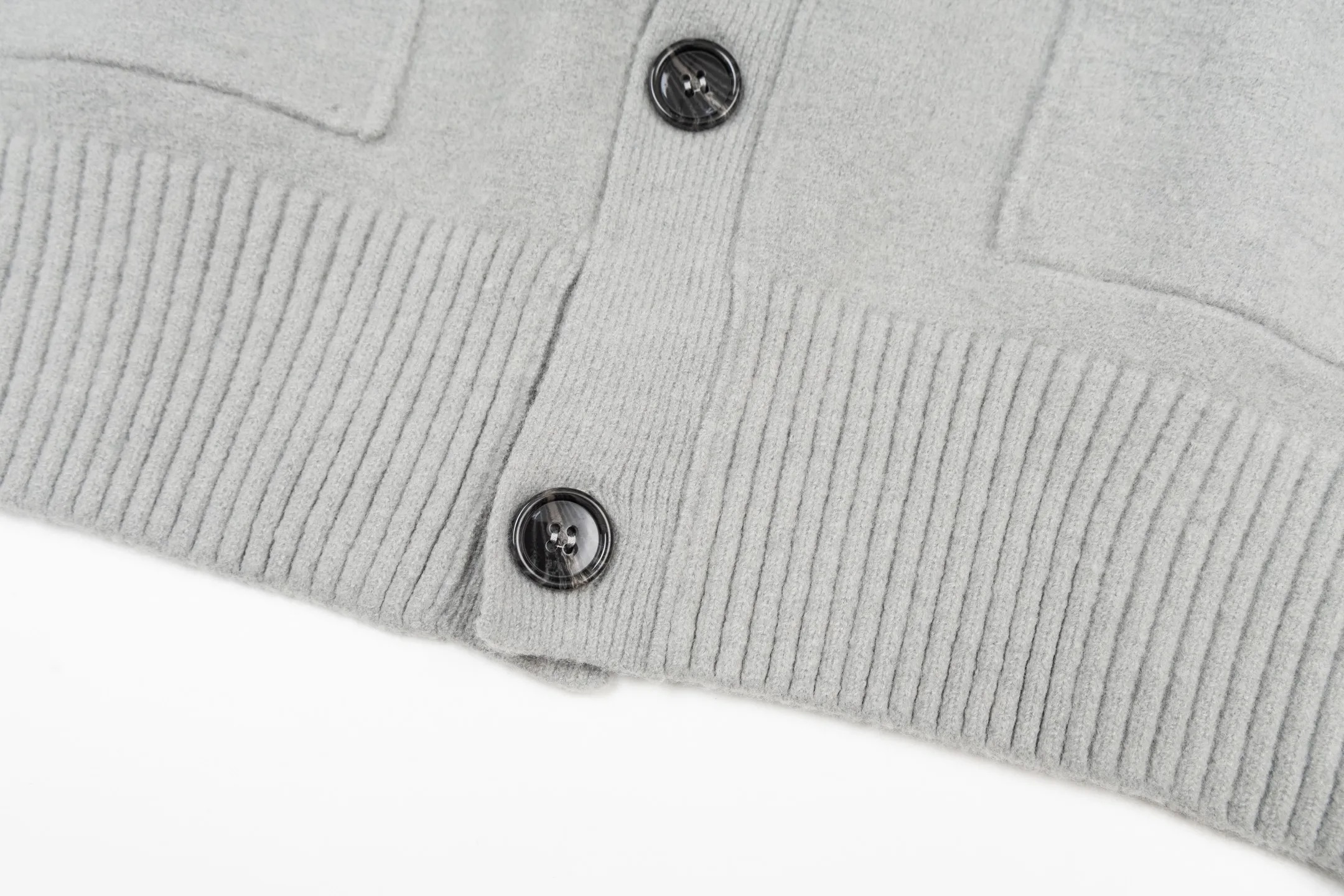 🅿️600 [Exclusive supply] Ami love jacquard double pocket knitted cardigan (grey) The original version was purchased and developed for 2,890. The fabric is made of alpaca wool to maintain a stable shape. The stitching is even and firm, and the details are meticulously handled, reflecting the brand's strict control over quality. The overall design is simple and elegant, suitable for various occasions. Whether it is business or leisure, it can show an elegant and decent style. The overall wiring is straight and delicate, the fabric is comfortable and soft, and the color is consistent without color difference. It can be matched with the same style to create a fashionable look, and can be used in various occasions. Customized accessories, complete with three standards, the same style for men and women. Size:S-M-L-XL