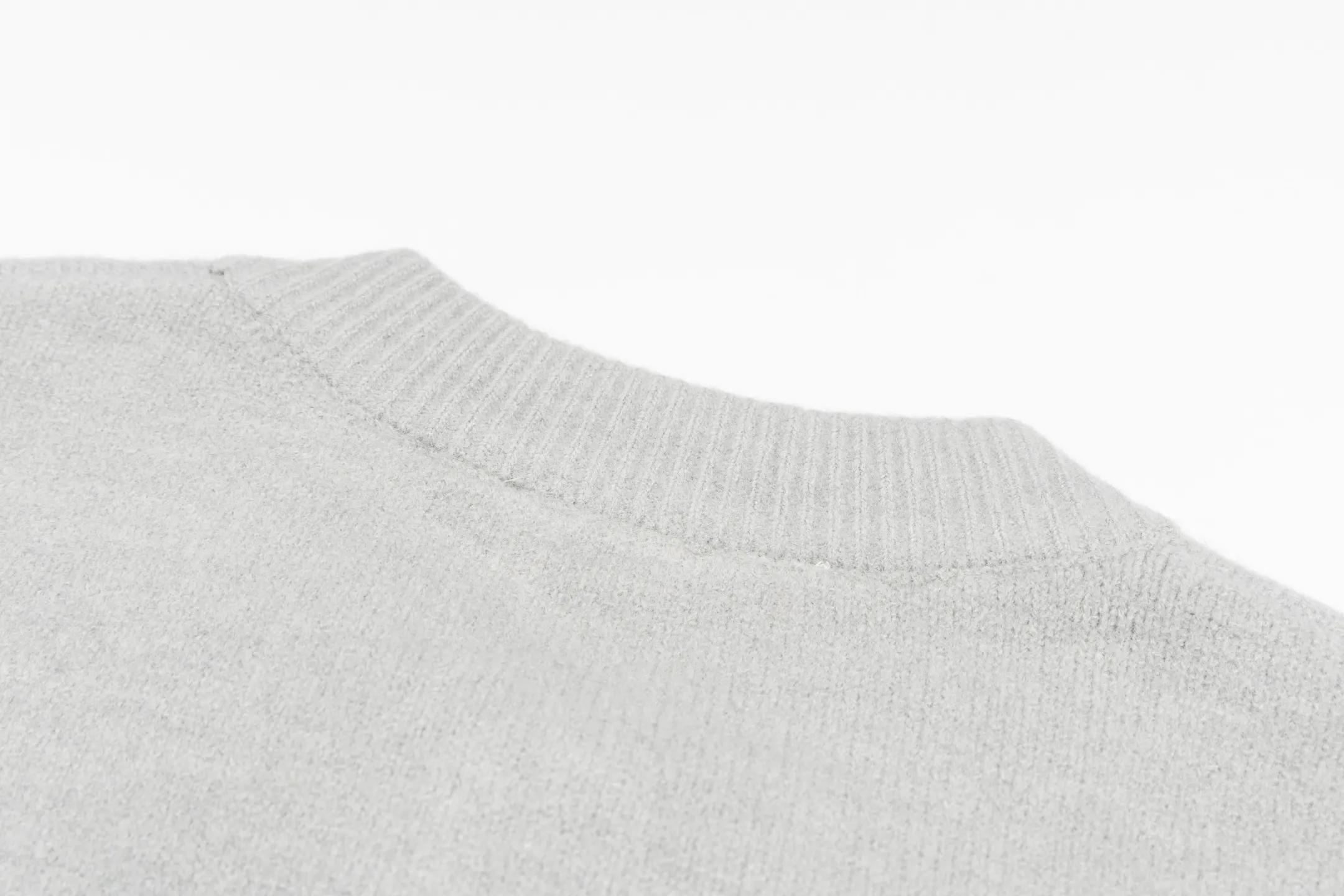🅿️600 [Exclusive supply] Ami love jacquard double pocket knitted cardigan (grey) The original version was purchased and developed for 2,890. The fabric is made of alpaca wool to maintain a stable shape. The stitching is even and firm, and the details are meticulously handled, reflecting the brand's strict control over quality. The overall design is simple and elegant, suitable for various occasions. Whether it is business or leisure, it can show an elegant and decent style. The overall wiring is straight and delicate, the fabric is comfortable and soft, and the color is consistent without color difference. It can be matched with the same style to create a fashionable look, and can be used in various occasions. Customized accessories, complete with three standards, the same style for men and women. Size:S-M-L-XL