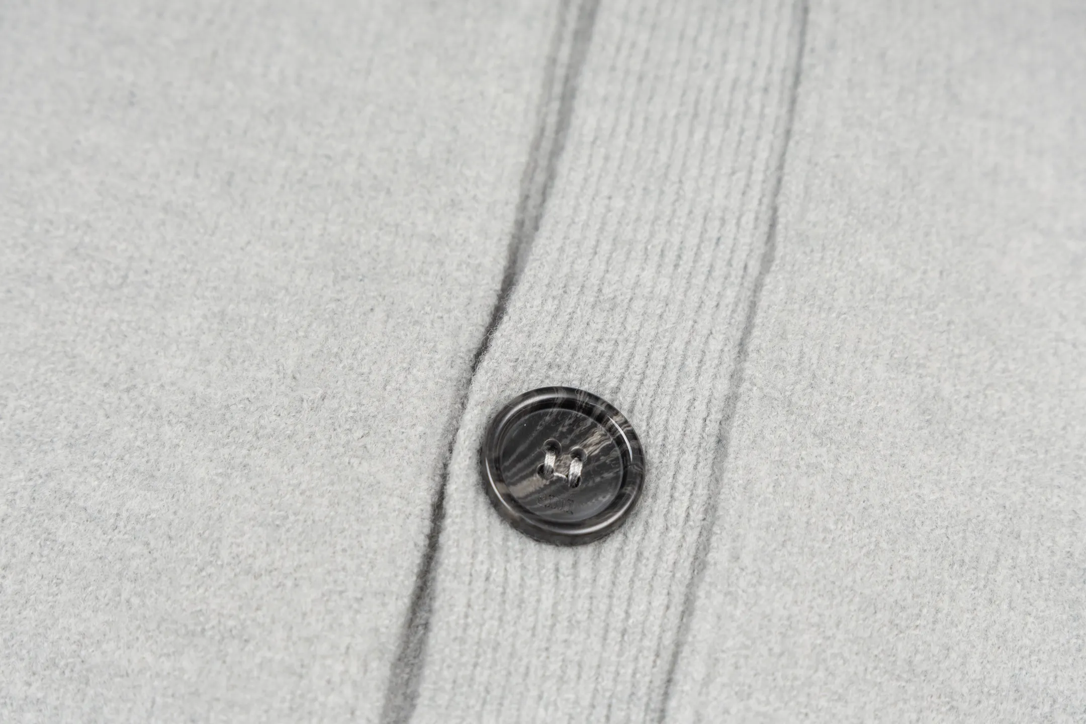 🅿️600 [Exclusive supply] Ami love jacquard double pocket knitted cardigan (grey) The original version was purchased and developed for 2,890. The fabric is made of alpaca wool to maintain a stable shape. The stitching is even and firm, and the details are meticulously handled, reflecting the brand's strict control over quality. The overall design is simple and elegant, suitable for various occasions. Whether it is business or leisure, it can show an elegant and decent style. The overall wiring is straight and delicate, the fabric is comfortable and soft, and the color is consistent without color difference. It can be matched with the same style to create a fashionable look, and can be used in various occasions. Customized accessories, complete with three standards, the same style for men and women. Size:S-M-L-XL
