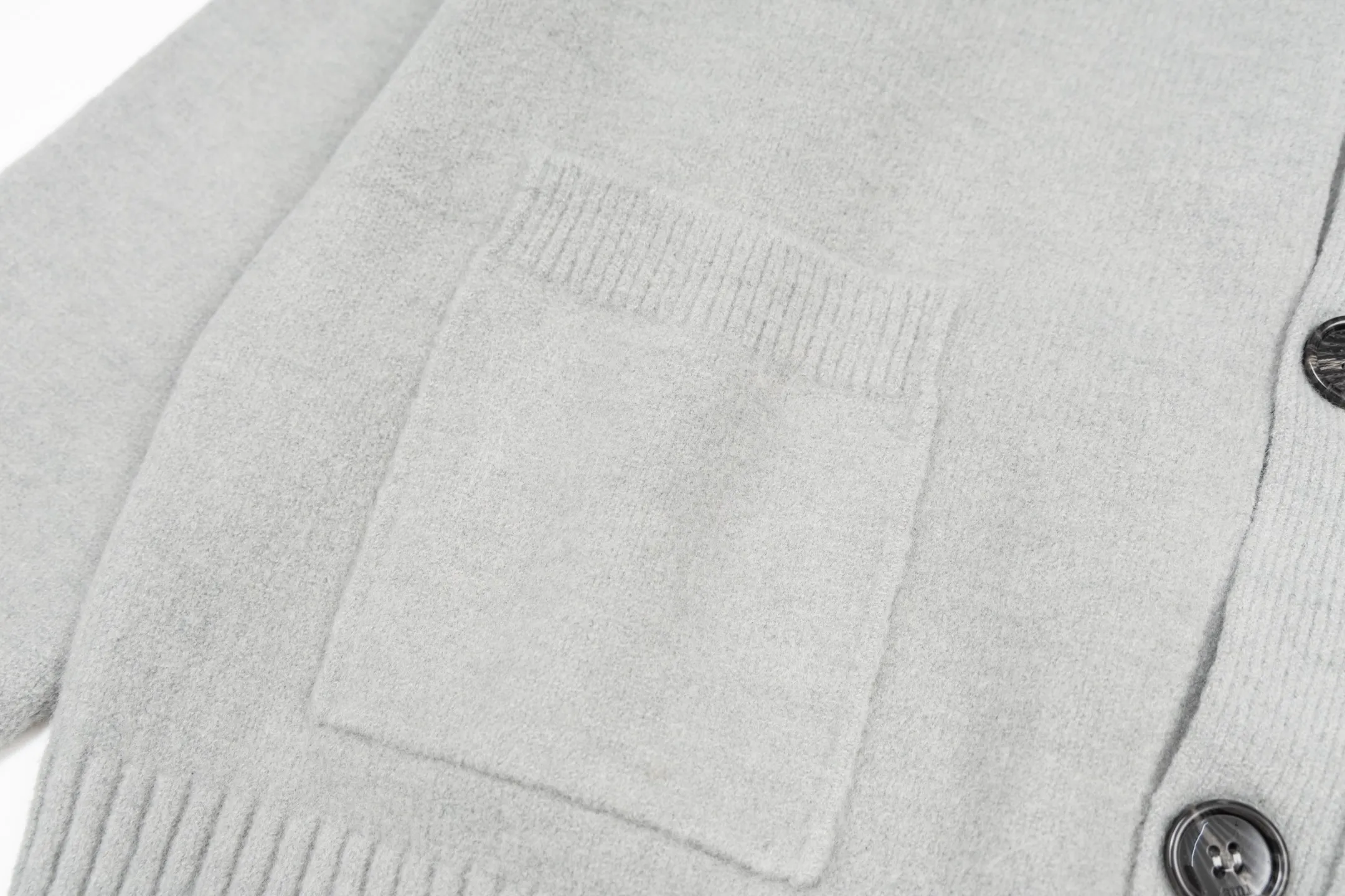 🅿️600 [Exclusive supply] Ami love jacquard double pocket knitted cardigan (grey) The original version was purchased and developed for 2,890. The fabric is made of alpaca wool to maintain a stable shape. The stitching is even and firm, and the details are meticulously handled, reflecting the brand's strict control over quality. The overall design is simple and elegant, suitable for various occasions. Whether it is business or leisure, it can show an elegant and decent style. The overall wiring is straight and delicate, the fabric is comfortable and soft, and the color is consistent without color difference. It can be matched with the same style to create a fashionable look, and can be used in various occasions. Customized accessories, complete with three standards, the same style for men and women. Size:S-M-L-XL