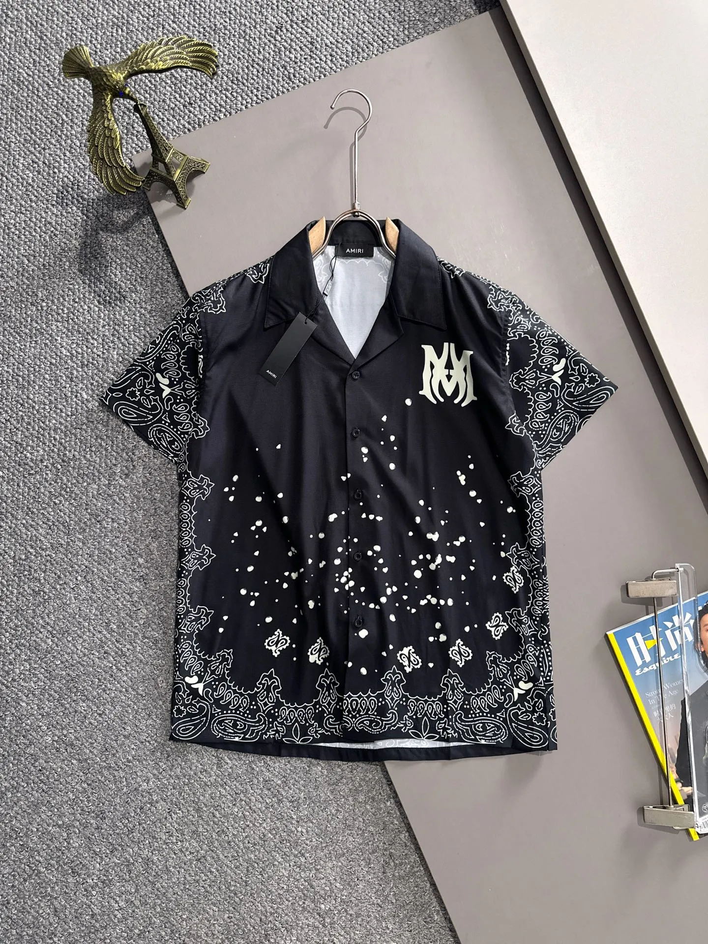 P360 AMIRI2025 summer classic LOGO design all-over printing suit, light and thin cotton full-body digital printing, made of high-quality polyester fiber fabric, breathable mesh lining is added to the pants, carefully created standard version, can be matched separately with clothes, versatile style for leisure time! The classic logo on the whole body is very eye-catching, showing a sense of luxury and style, becoming a classic and mainstream style that never goes out of style and is elegant! Extremely handsome, classic and heroic. Same style for men and women. Size: M-3XL (please note your height and weight when placing an order)