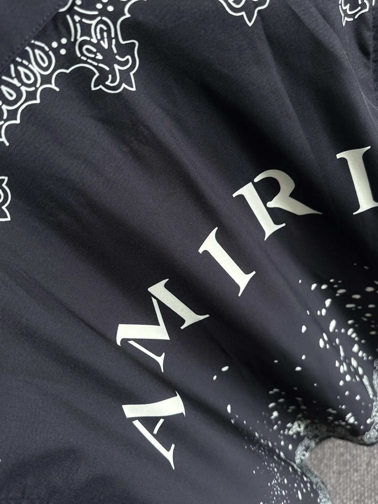 P360 AMIRI2025 summer classic LOGO design all-over printing suit, light and thin cotton full-body digital printing, made of high-quality polyester fiber fabric, breathable mesh lining is added to the pants, carefully created standard version, can be matched separately with clothes, versatile style for leisure time! The classic logo on the whole body is very eye-catching, showing a sense of luxury and style, becoming a classic and mainstream style that never goes out of style and is elegant! Extremely handsome, classic and heroic. Same style for men and women. Size: M-3XL (please note your height and weight when placing an order)