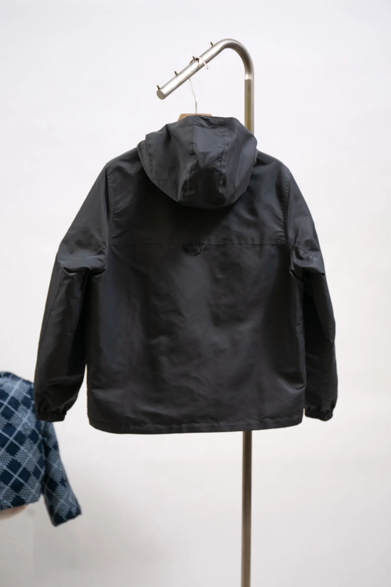 The new LV 24ss double-sided windproof jacket is made of waterproof recycled nylon, making it an energetic choice during the changing seasons. The solid color side is embellished with a Marque L.Vuitton déposée embossed leather patch, which turns over to reveal a full-length Damier jacquard pattern, with the Marque L.Vuitton déposée logo cleverly hidden in it! Unisex size: S.M.L.XL.