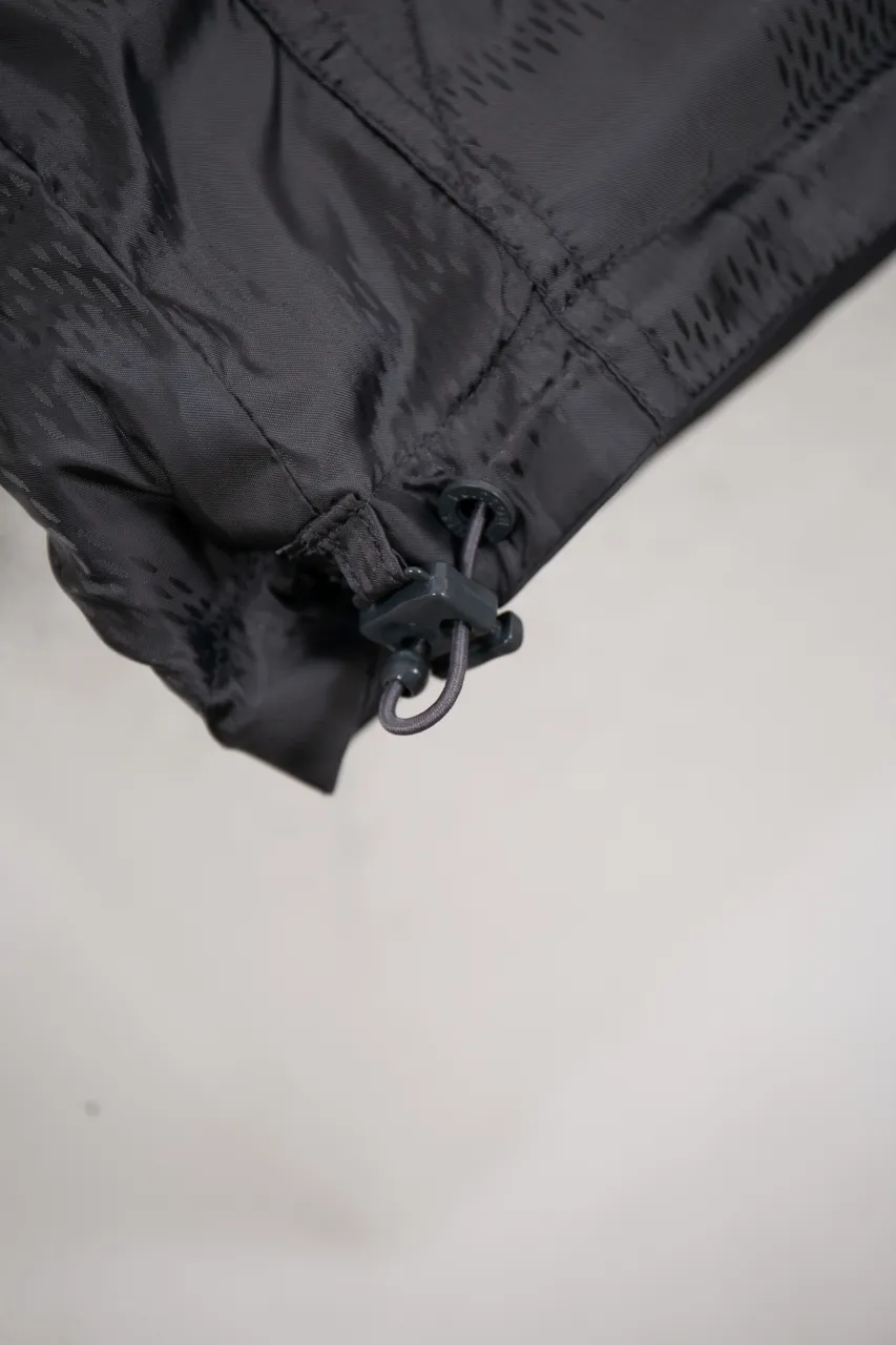 The new LV 24ss double-sided windproof jacket is made of waterproof recycled nylon, making it an energetic choice during the changing seasons. The solid color side is embellished with a Marque L.Vuitton déposée embossed leather patch, which turns over to reveal a full-length Damier jacquard pattern, with the Marque L.Vuitton déposée logo cleverly hidden in it! Unisex size: S.M.L.XL.