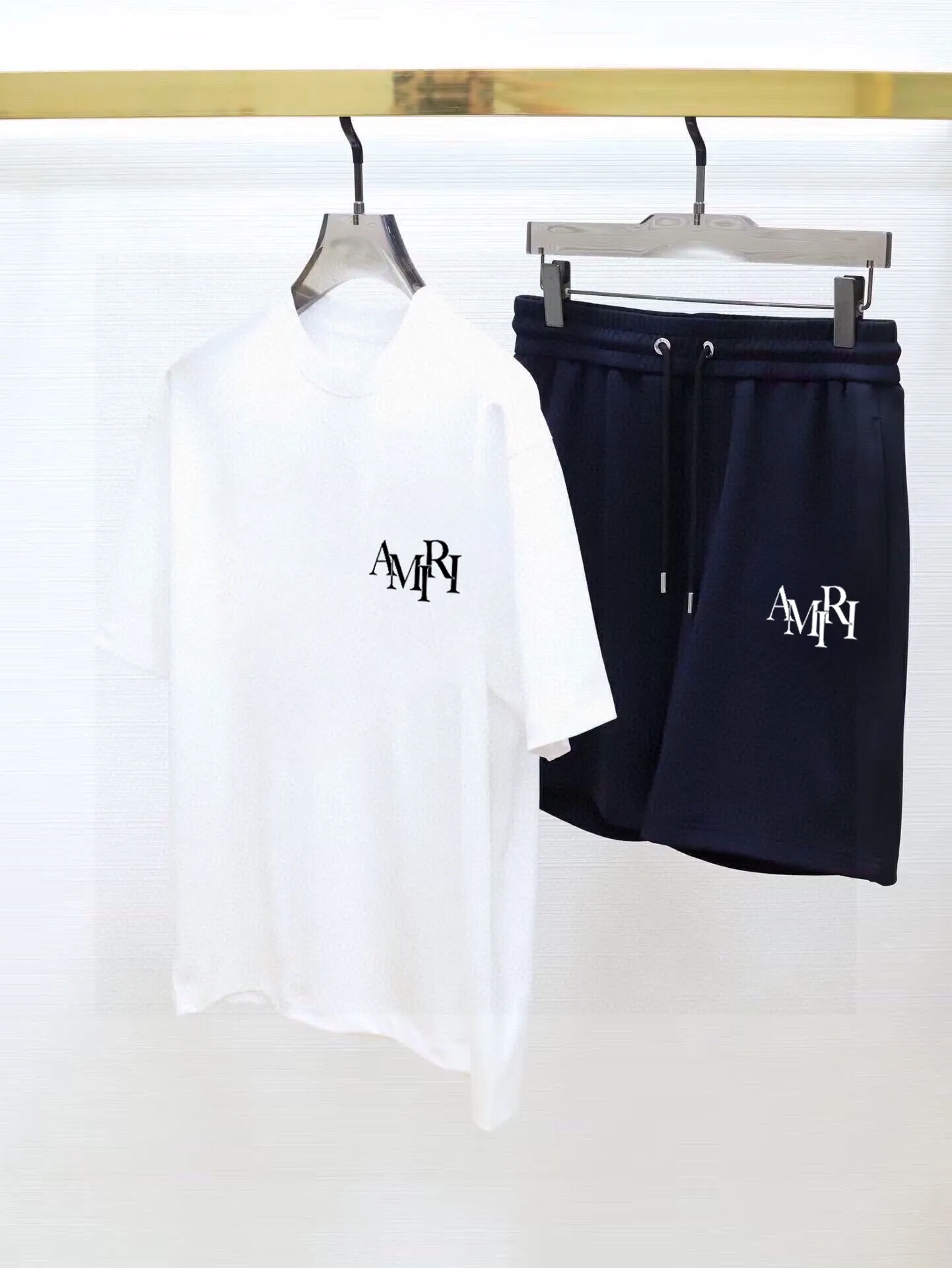 P290 Brand [AMIRI] 2025 new men’s short-sleeved shorts suit! Synchronous sales on the official website! High-end version on the market! It feels delicate and soft! Make you more comfortable to wear! The draped silhouette is awesome! Size: M-5XL (please state your height and weight when placing an order)