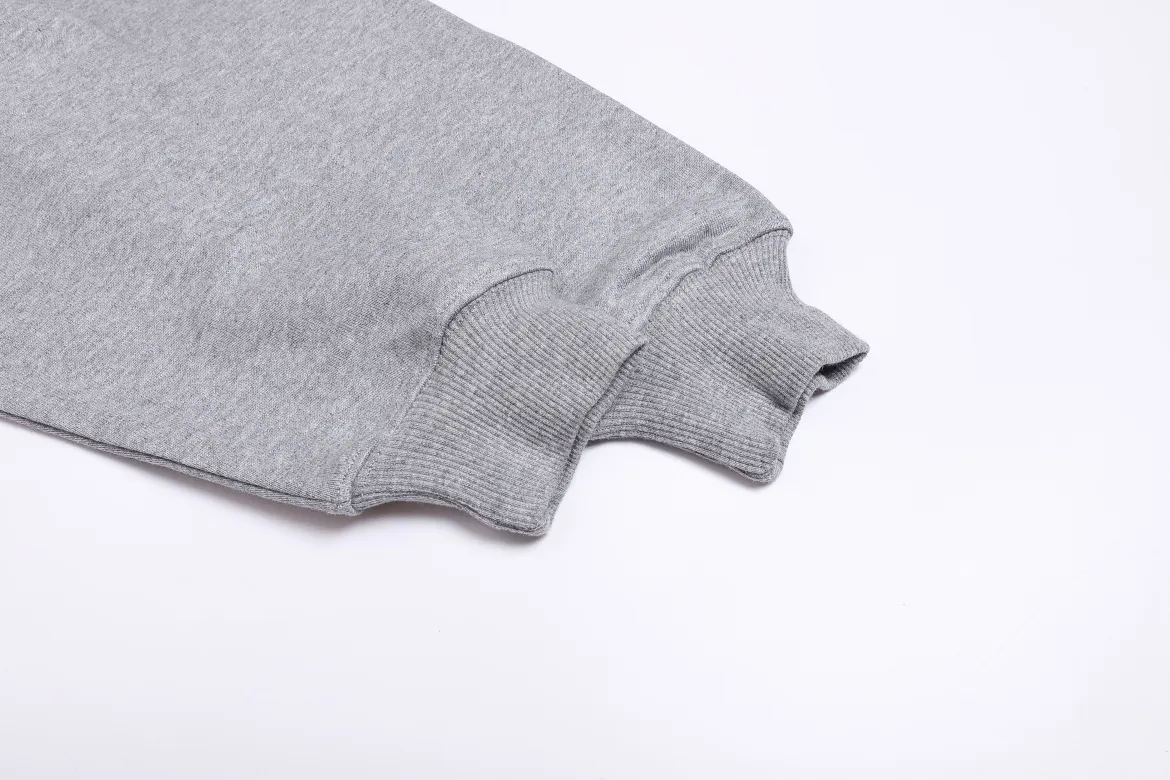 P150 Style No. 204 2025 embroidered large chapter style (with matching straight-leg sweatpants without color difference) AMI 2025 autumn and winter classic large chapter round neck sweatshirt 15 colors to meet everyone's needs. The fabric is made of 380 grams of pure cotton fabric, which is thick and textured. The whole network's counters purchase quality supporting output, which perfectly restores the genuine Zhang Zi. All thick wool knits are used. The absolute quality can be compared with any store in the market at will. There is no color difference in the fixed-dyed threads. The detailed accessories and tag packaging are all 1:1 with the genuine products. The ingenuity spirit gives back to customers.   Color: Gray Size: S M L XL