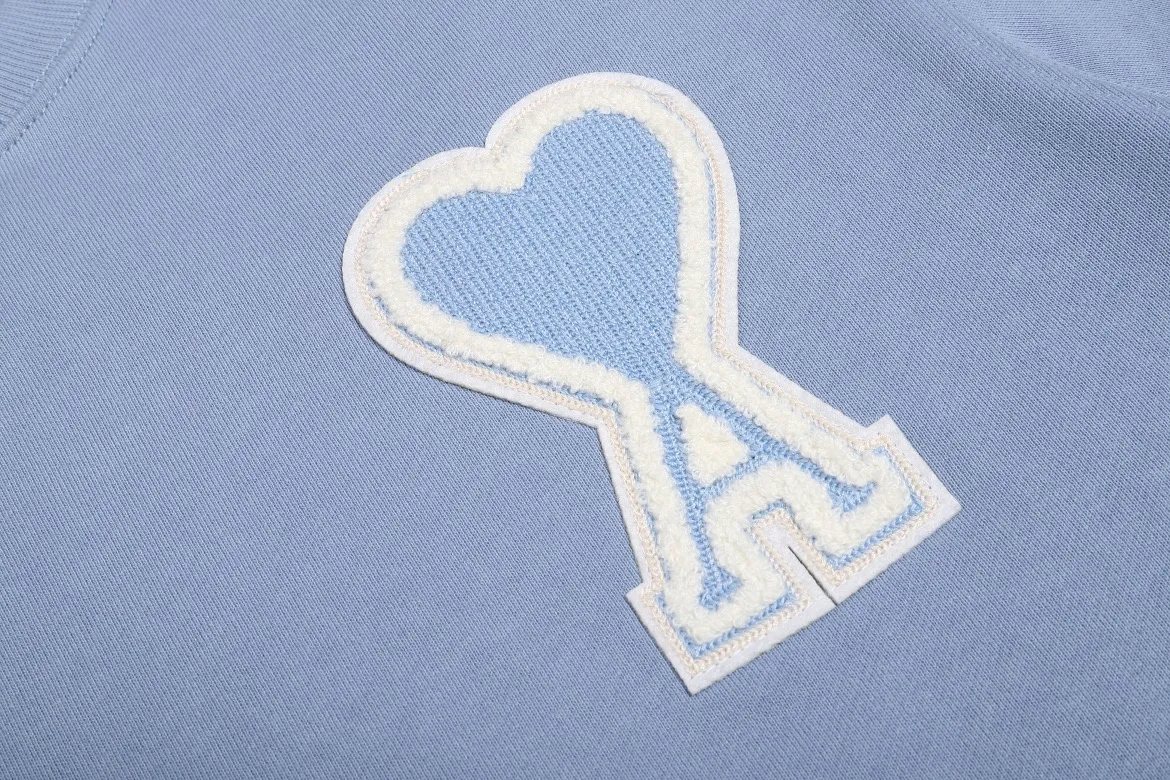 P150 Style No. 204 2025 embroidered large chapter style (15 colors in total) AMI 2025 autumn and winter classic large chapter round neck sweatshirt 15 colors to meet everyone’s needs. The fabric is made of 380g pure cotton fabric, which is thick and textured. The whole network’s counters purchase quality supporting output, which perfectly restores the genuine chapter. All the chapters are made of thick wool knitting. The absolute quality can be compared with any one in the market. There is no color difference in custom-dyed threads. The detailed accessories and tag packaging are all 1:1 with the genuine products, with the spirit of craftsmanship to give back to customers.   Color: fog blue Size: S M L XL