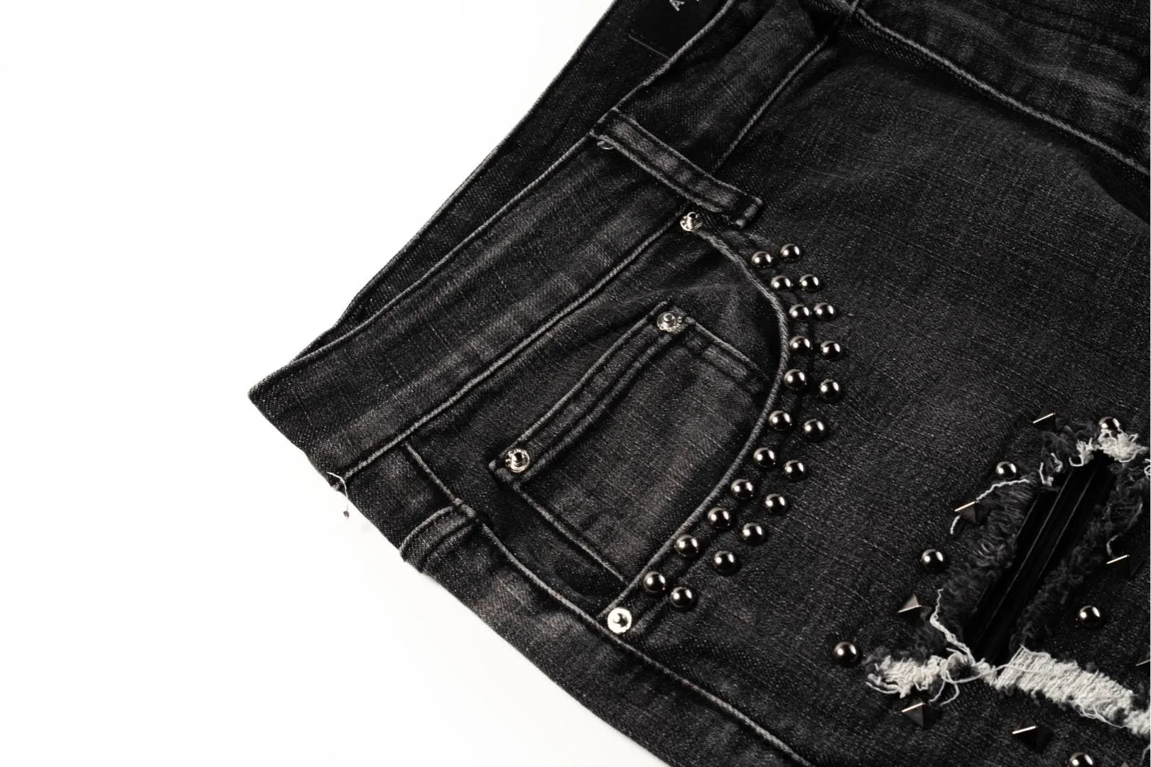 P240 AMIRI Washed and Distressed High Street Slim Jeans and Trousers - In recent years, high street has become an increasingly common word in men's clothing. High street style has also become an important direction for everyone to match. High street related items are basically inseparable from oversize or off-shoulder tops. The lower body is paired with trackpants or tight-fitting denim. In my opinion, the most representative one is perhaps the denim. Operated by Ningbo washing factory. Front and back. Cat whiskers on trouser legs to play with beautiful fading. Full of high-end feel, the knee-part destroyed design is combined with the patchwork design. It has been used as a facade design. Leather waist nameplate. Customized crotch placket hardware. Engraved molding. Style number: 1630# Size: 30 32 34 36 38