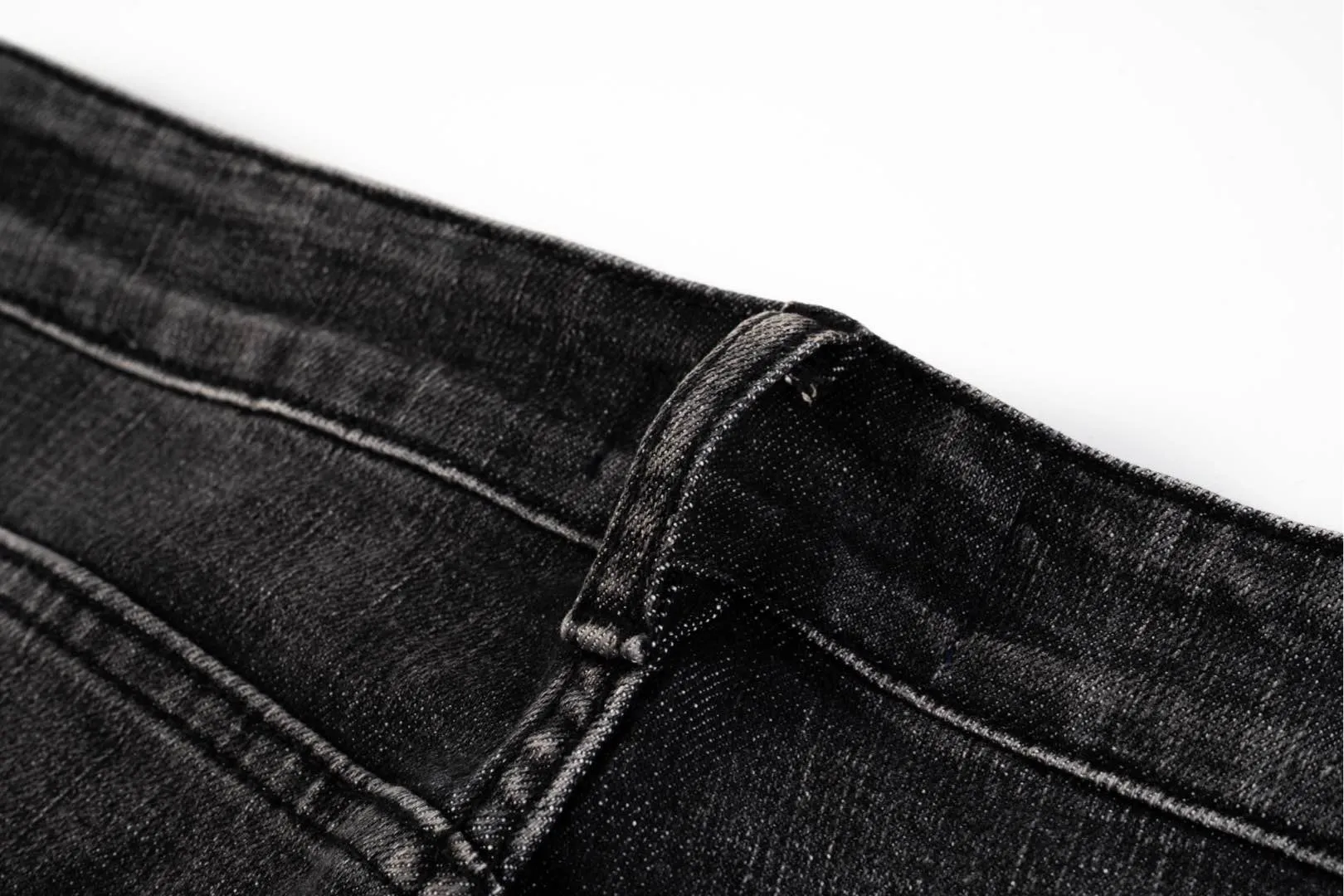 P240 AMIRI Washed and Distressed High Street Slim Jeans and Trousers - In recent years, high street has become an increasingly common word in men's clothing. High street style has also become an important direction for everyone to match. High street related items are basically inseparable from oversize or off-shoulder tops. The lower body is paired with trackpants or tight-fitting denim. In my opinion, the most representative one is perhaps the denim. Operated by Ningbo washing factory. Front and back. Cat whiskers on trouser legs to play with beautiful fading. Full of high-end feel, the knee-part destroyed design is combined with the patchwork design. It has been used as a facade design. Leather waist nameplate. Customized crotch placket hardware. Engraved molding. Style number: 1630# Size: 30 32 34 36 38
