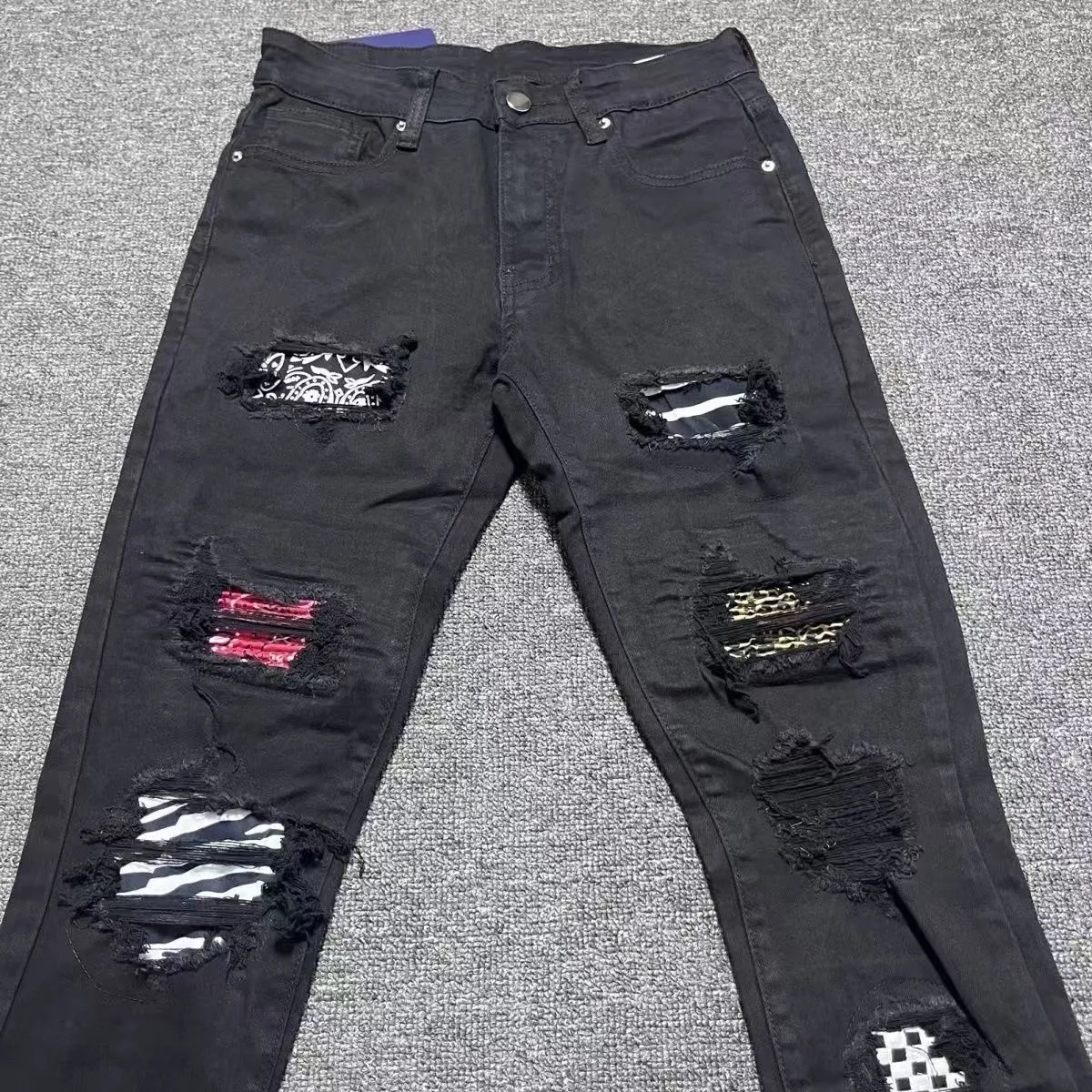 #M61 P168💰 AMIRI patch embroidery jeans trousers AMIRI high street basic ripped tight elastic jeans trousers amiri brand jeans break the production process and cutting of the original jeans, the fabrics are softer and more comfortable Hand-sewn collar label Customized logo buttons Genuine leather tag Color: Picture color Size: 30-32-34-36