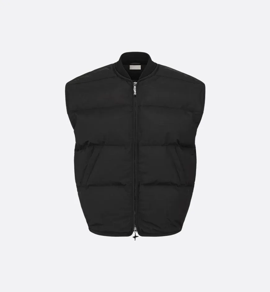 Official website DIOR AND LEWIS HAMILTON Jacket Black technical fabric with removable sleeves This jacket is from the DIOR AND LEWIS HAMILTON limited series. Crafted from black technical fabric and embellished with DIOR AND LEWIS HAMILTON embroidery, the graphic design highlights the iconic Dior signature. With detachable sleeves, it can be worn in two different ways. It can be paired with jeans to create a low-key sporty look. DIOR AND LEWIS HAMILTON Embroidery and zip Knitted collar Detachable sleeves Front and internal flapless pockets Body: 100% nylon, Lining: 100% nylon