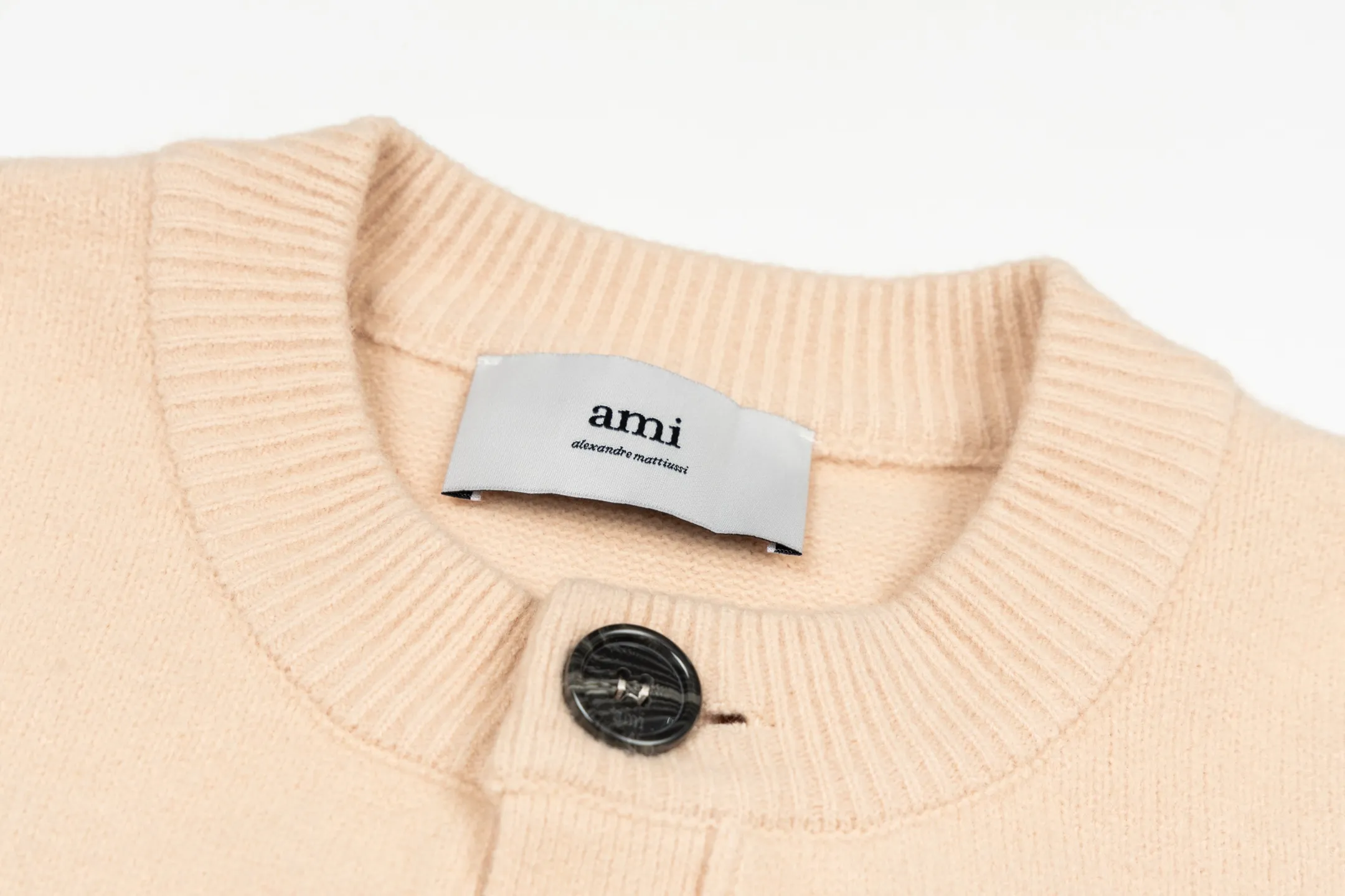 🅿️600 [Exclusive supply] Ami love jacquard double-pocket knitted cardigan (pink). The original version was purchased and developed for 3,399. The fabric is made of alpaca wool to maintain a stable pattern. The stitching is even and firm, and the details are meticulously handled, reflecting the brand's strict control over quality. The overall design is simple and elegant, suitable for various occasions. Whether it is business or leisure, it can show an elegant and decent style. The overall wiring is straight and delicate, the fabric is comfortable and soft, and the color is consistent without color difference. It can be matched with the same style to create a fashionable look, and can be used in various occasions. Customized accessories, complete with three standards, the same style for men and women. Size:S-M-L-XL