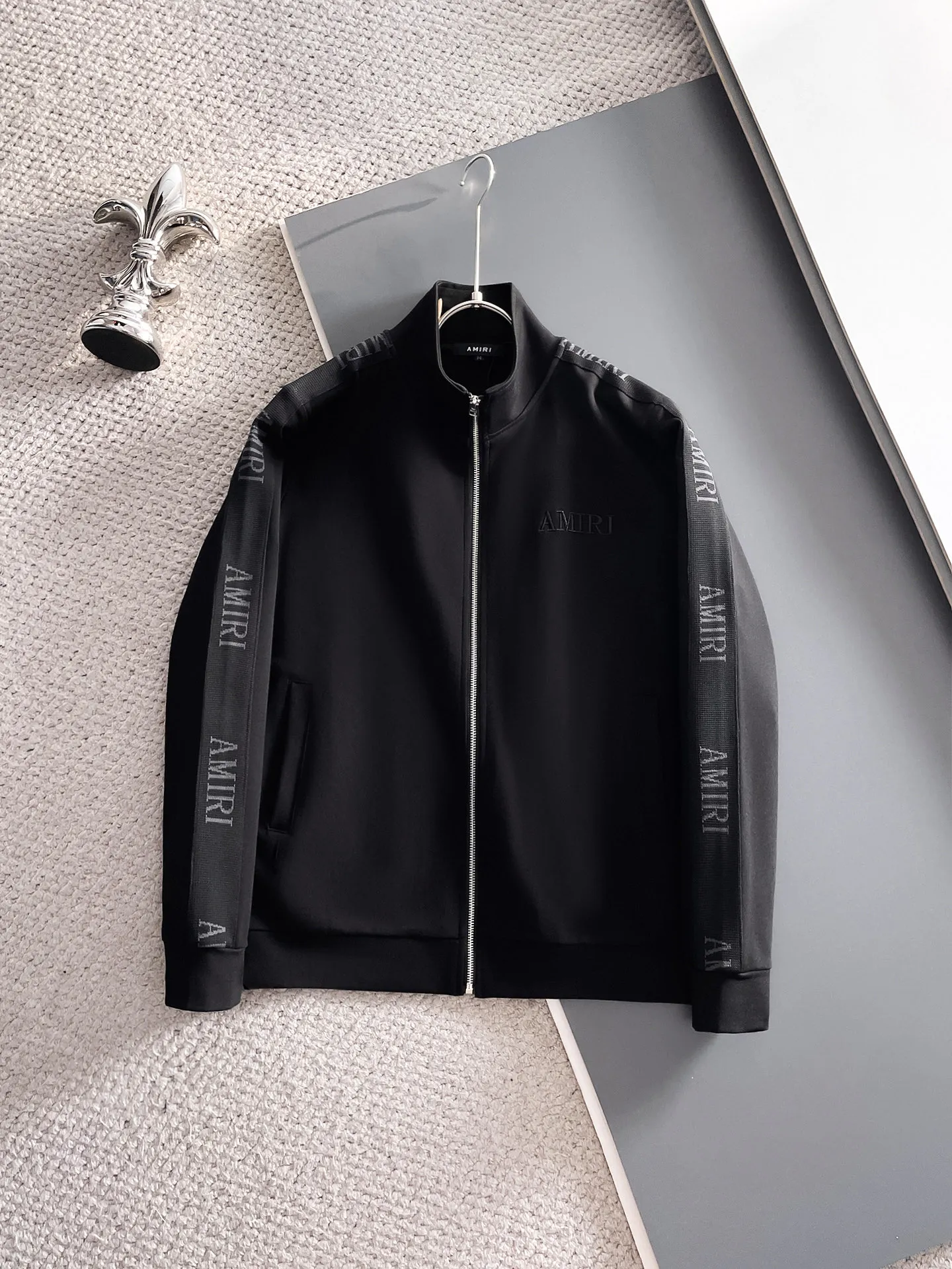 P620 🌸🌸🌸🌸🌸 Amiri 2025 autumn and winter new casual suit! My favorite is simple and elegant, one of the most popular brands of the year, clean and neat tailoring, full of urban style. Exclusive top-quality customized fabrics are available. It feels soft and dry, and the upper body effect is crisp and stylish. The three-dimensional cutting process and the pattern are of high standards. You will feel good when you wear them. There are so many top-quality raw materials. You don’t have to think about how to match it, it has a strong upper body feel, it is definitely at the forefront of fashion, and it is very comfortable to wear. There is no need to say much about the style and cut of the pants, it can be easily done in one set! Customized fabrics provided by customers, smooth to the touch and full of texture on the upper body! The overall design is simple and elegant without losing style, creating a high-end product with unparalleled value. The upper body effect is super nice! Color: Picture color, complete with three standards Size: M, L, xL, xxL, xxxL