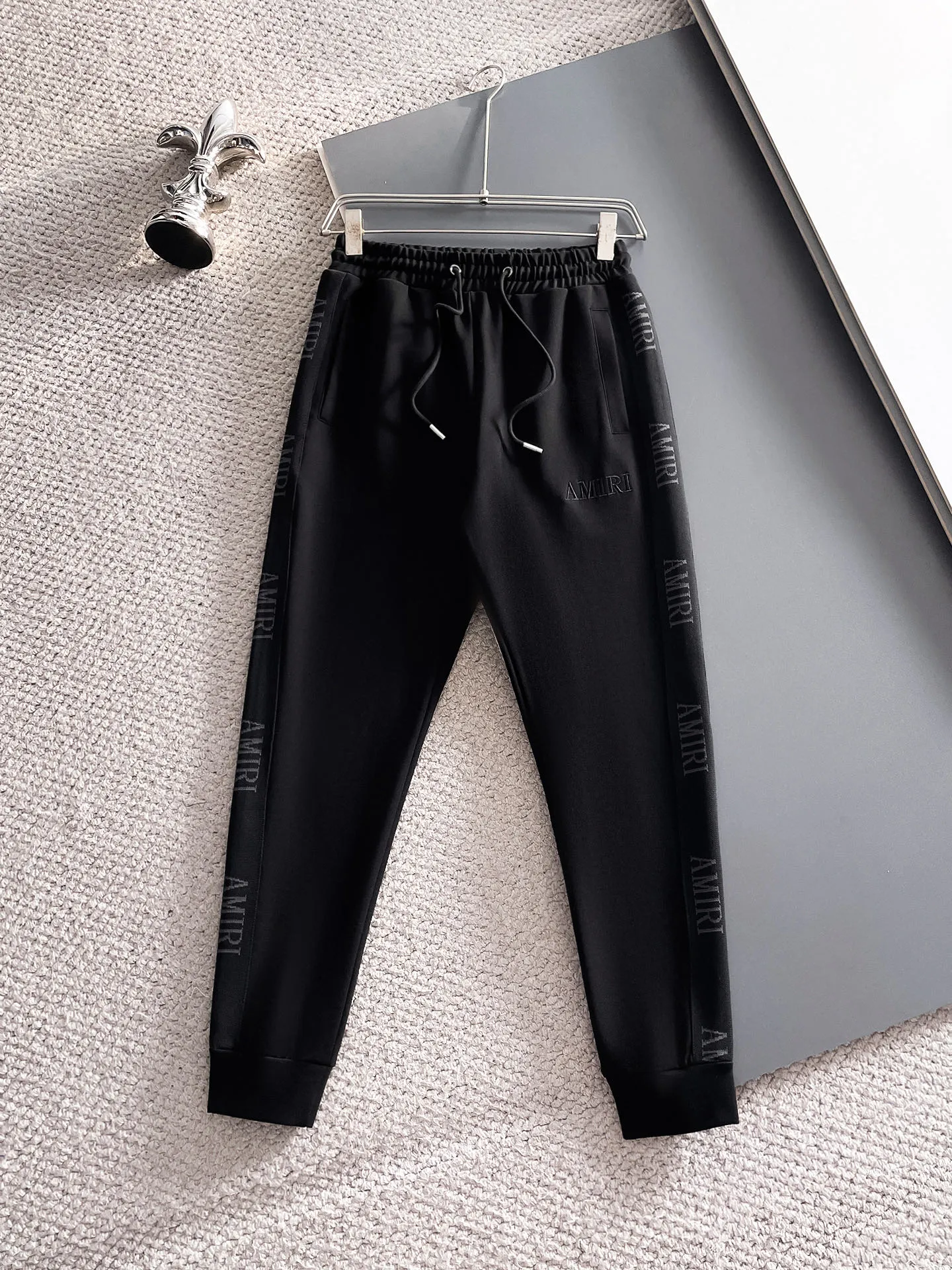 P620 🌸🌸🌸🌸🌸 Amiri 2025 autumn and winter new casual suit! My favorite is simple and elegant, one of the most popular brands of the year, clean and neat tailoring, full of urban style. Exclusive top-quality customized fabrics are available. It feels soft and dry, and the upper body effect is crisp and stylish. The three-dimensional cutting process and the pattern are of high standards. You will feel good when you wear them. There are so many top-quality raw materials. You don’t have to think about how to match it, it has a strong upper body feel, it is definitely at the forefront of fashion, and it is very comfortable to wear. There is no need to say much about the style and cut of the pants, it can be easily done in one set! Customized fabrics provided by customers, smooth to the touch and full of texture on the upper body! The overall design is simple and elegant without losing style, creating a high-end product with unparalleled value. The upper body effect is super nice! Color: Picture color, complete with three standards Size: M, L, xL, xxL, xxxL