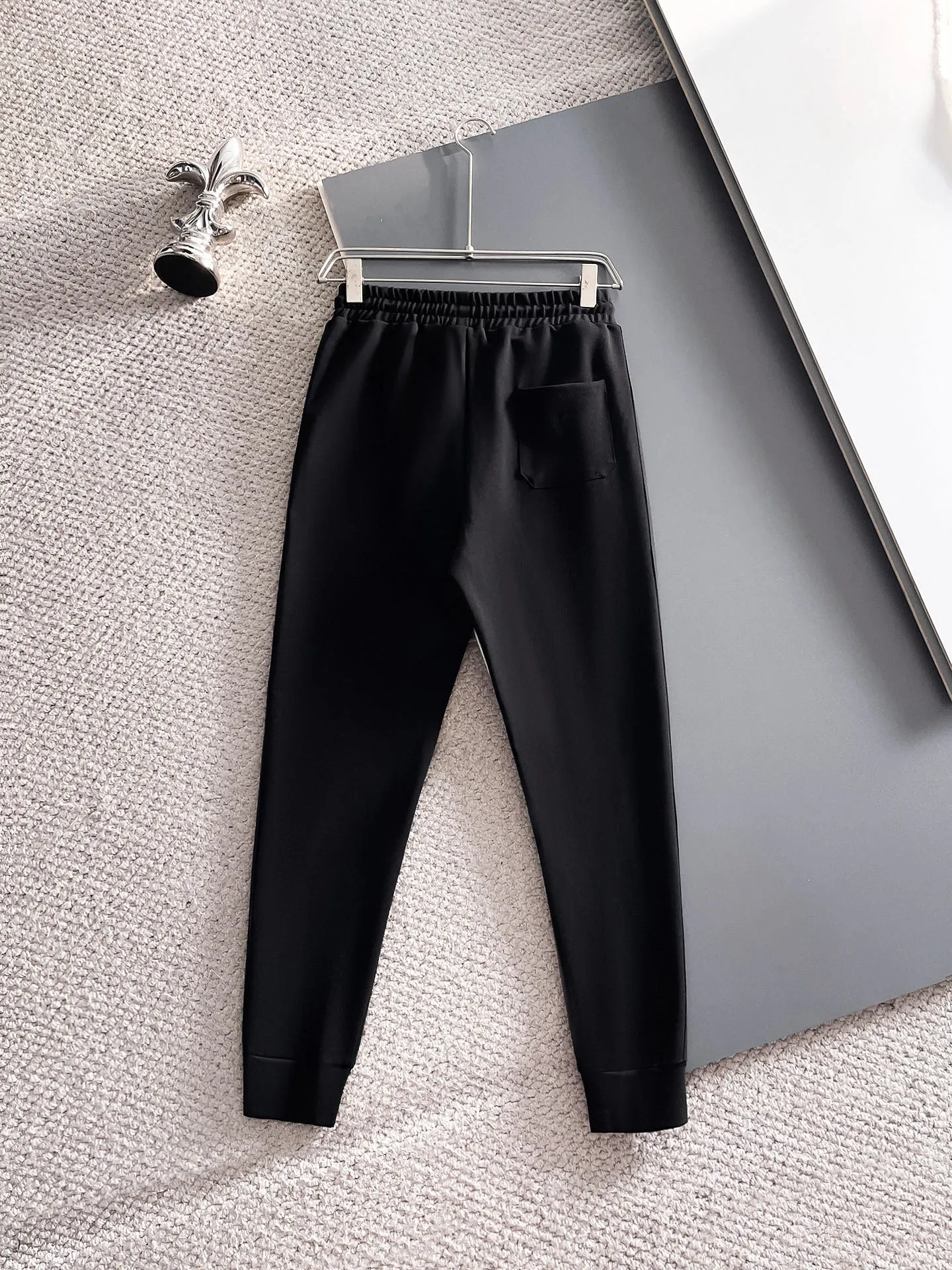 P620 🌸🌸🌸🌸🌸 Amiri 2025 autumn and winter new casual suit! My favorite is simple and elegant, one of the most popular brands of the year, clean and neat tailoring, full of urban style. Exclusive top-quality customized fabrics are available. It feels soft and dry, and the upper body effect is crisp and stylish. The three-dimensional cutting process and the pattern are of high standards. You will feel good when you wear them. There are so many top-quality raw materials. You don’t have to think about how to match it, it has a strong upper body feel, it is definitely at the forefront of fashion, and it is very comfortable to wear. There is no need to say much about the style and cut of the pants, it can be easily done in one set! Customized fabrics provided by customers, smooth to the touch and full of texture on the upper body! The overall design is simple and elegant without losing style, creating a high-end product with unparalleled value. The upper body effect is super nice! Color: Picture color, complete with three standards Size: M, L, xL, xxL, xxxL