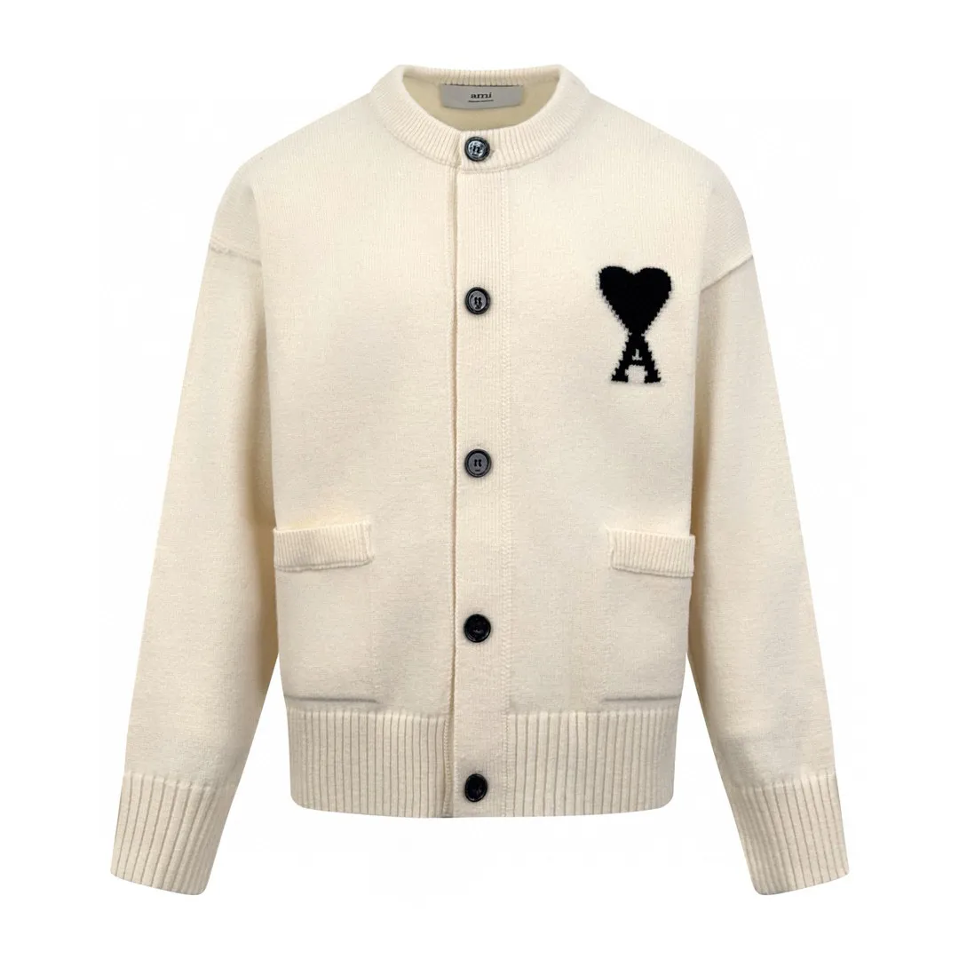 🅿️500 [Exclusive supply] Ami love jacquard woolen cardigan (apricot color). The original purchase was 4,900 and developed. The fabric is made of custom-woven luxurious Merino wool. It is soft and delicate. It is comfortable and close to the skin. It is made of high-grade gray as ink. It is calm and restrained. A contrasting love heart jumps on the chest. It quietly exudes its own charming halo. The brand is fully recognizable. It has a unique cardigan silhouette and exquisite button design. It interprets the elegance and spontaneity of French fashion, is the ultimate simplification of color, and conveys the love and persistence of life. Meet the ultimate simplicity and the well-deserved king of all-match. Made of jacquard tissue imported from Germany, the arrangement and interweaving of yarns are precisely controlled and carefully interwoven on the loom. The Ami love jacquard artistic pattern inlay makes the fabric more vivid and three-dimensional. Garment washing water softening and deodorizing process uses professional washing equipment and specific detergents to deeply clean and deodorize clothes to improve the feel and appearance of clothes. Size:S-M-L-XL