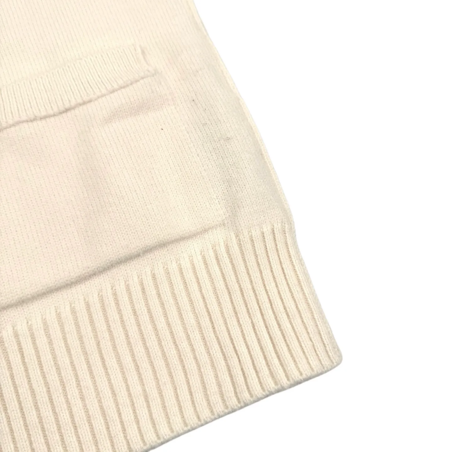 🅿️500 [Exclusive supply] Ami love jacquard woolen cardigan (apricot color). The original purchase was 4,900 and developed. The fabric is made of custom-woven luxurious Merino wool. It is soft and delicate. It is comfortable and close to the skin. It is made of high-grade gray as ink. It is calm and restrained. A contrasting love heart jumps on the chest. It quietly exudes its own charming halo. The brand is fully recognizable. It has a unique cardigan silhouette and exquisite button design. It interprets the elegance and spontaneity of French fashion, is the ultimate simplification of color, and conveys the love and persistence of life. Meet the ultimate simplicity and the well-deserved king of all-match. Made of jacquard tissue imported from Germany, the arrangement and interweaving of yarns are precisely controlled and carefully interwoven on the loom. The Ami love jacquard artistic pattern inlay makes the fabric more vivid and three-dimensional. Garment washing water softening and deodorizing process uses professional washing equipment and specific detergents to deeply clean and deodorize clothes to improve the feel and appearance of clothes. Size:S-M-L-XL