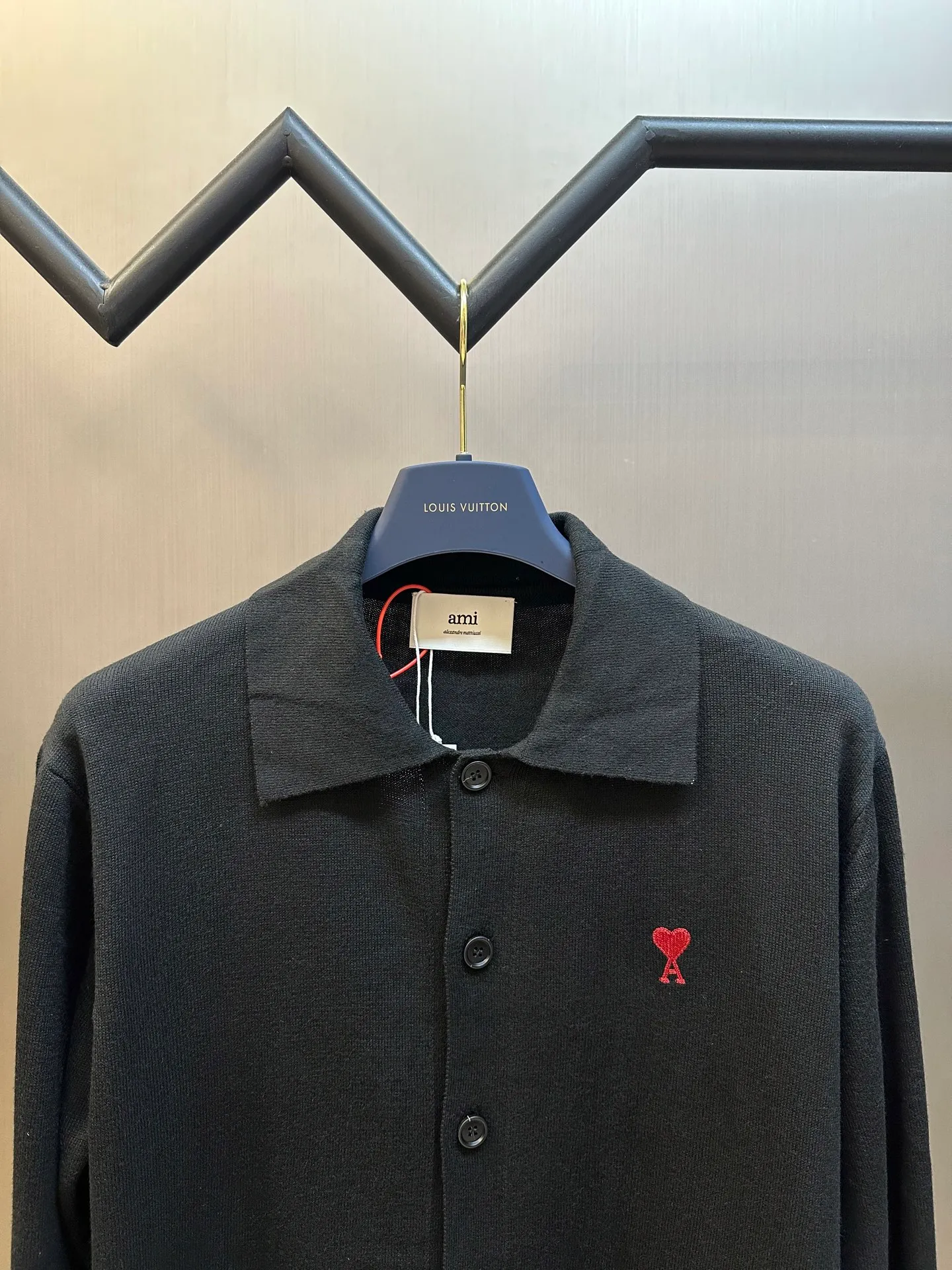 🅿️460 Ami Paris Love Embroidered Knitted Cardigan, custom-woven from luxurious and ultra-fine Merino wool, with a bright red heart on the chest, adding a touch of agility and playfulness. The arrangement of buttons and the symmetrical beauty of the pattern create a sense of vertical extension visually, making the wearer's figure more upright and slender. Imported machine embroidery technology is used, advanced computer control systems and precision mechanical components are used to realize Ami love embroidery operations. The garment washing water is softened and deodorized using professional washing equipment and specific detergents to deeply clean and deodorize the clothes, improving the feel and appearance of the clothes.  size：s m l xl