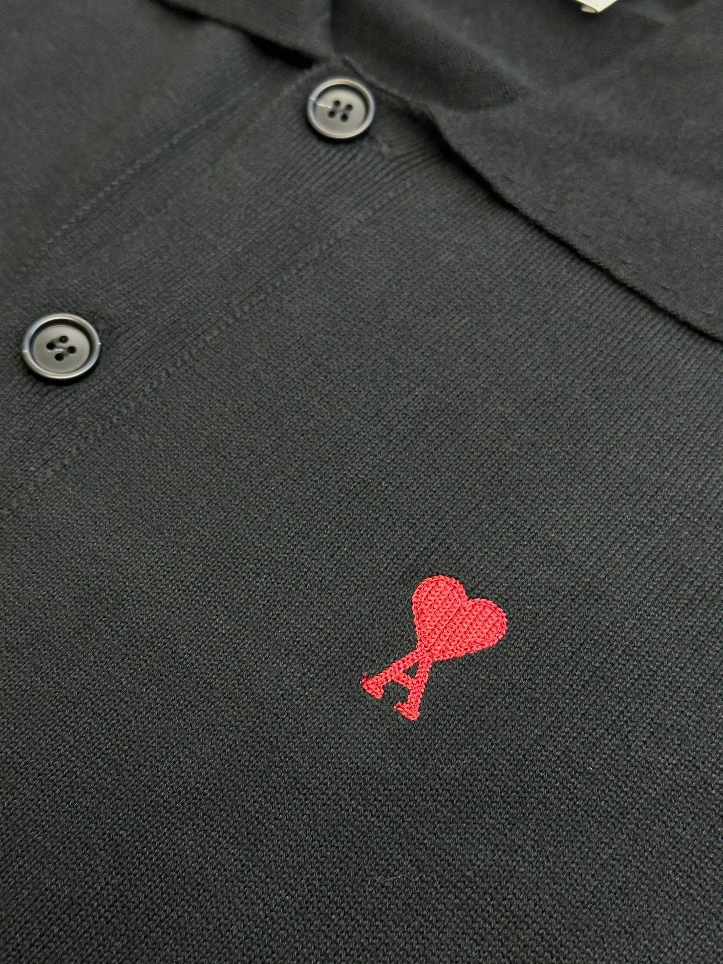 🅿️460 Ami Paris Love Embroidered Knitted Cardigan, custom-woven from luxurious and ultra-fine Merino wool, with a bright red heart on the chest, adding a touch of agility and playfulness. The arrangement of buttons and the symmetrical beauty of the pattern create a sense of vertical extension visually, making the wearer's figure more upright and slender. Imported machine embroidery technology is used, advanced computer control systems and precision mechanical components are used to realize Ami love embroidery operations. The garment washing water is softened and deodorized using professional washing equipment and specific detergents to deeply clean and deodorize the clothes, improving the feel and appearance of the clothes.  size：s m l xl
