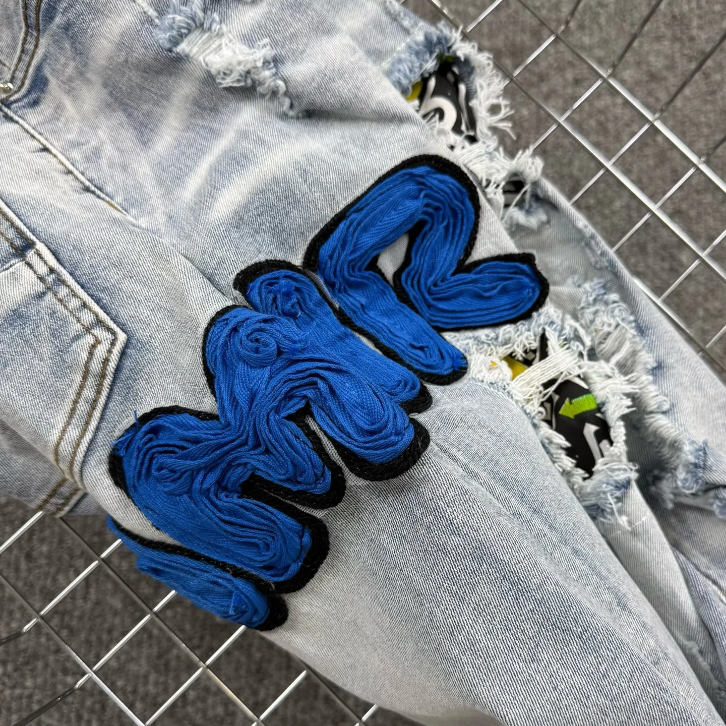 P240 Style No.: H865 AMIRI & AMIRI New jeans with embroidered logo, washed holes pattern, denim shorts, stretch denim trousers, same style for men and women. Accessories: Complete accessories, all in original packaging, two hang tags to distinguish the low-end version. The hardware is standard to the authentic original version with logo aluminum alloy buckle, and every detail is consistent with any version on the market. Fabric: Genuine pattern-making and standard genuine custom-made imported fabrics use unique washing and dyeing methods, and are individually hand-finished - Hand-painted ripped micro-elastic jeans Color: blue Size: 28 30 32 34 36