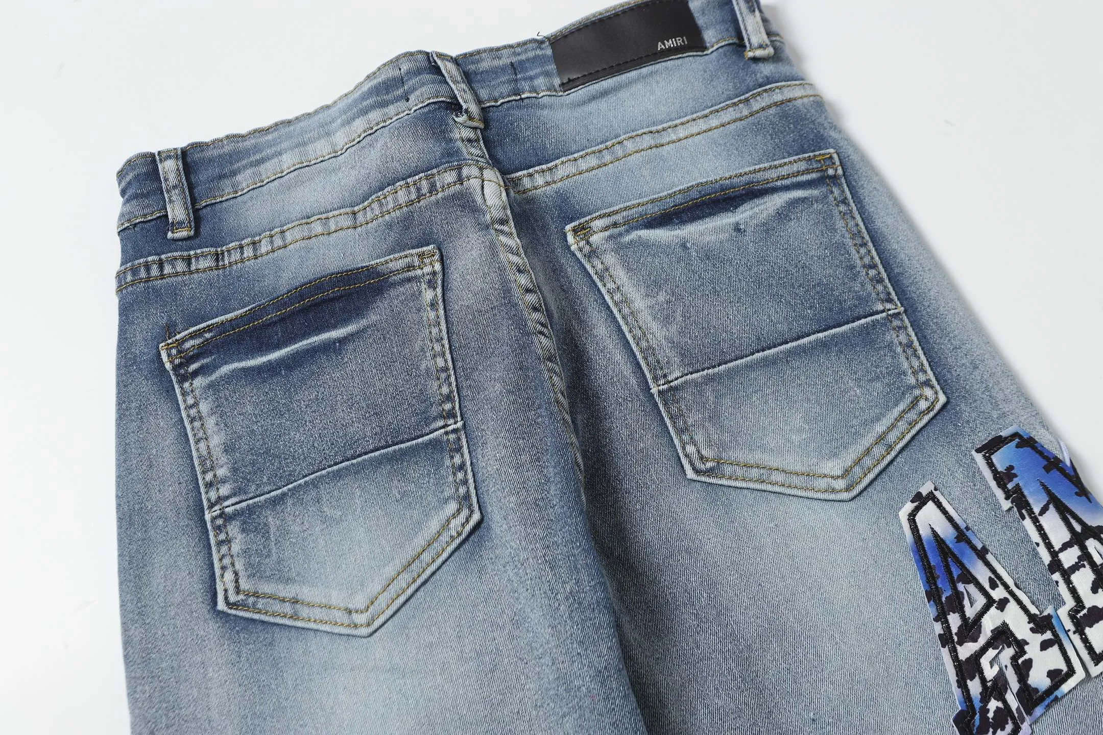 P256 💰 Actual photo [High quality] Coding: M746 Color: Picture color Size: S to XXXL AMIRI patch embroidery jeans trousers AMIRI high street basic ripped jeans trousers amiri brand jeans break the production process and cutting of the original jeans, the fabrics are softer and more comfortable Hand-sewn collar label Customized logo buttons Genuine leather label size Pants length Waist Hips Unit cm S 98 68 100 M 99 72 104 L 100 76 118 XL 101 80 112 XXL 102 84 116 XXXL 103 88 120