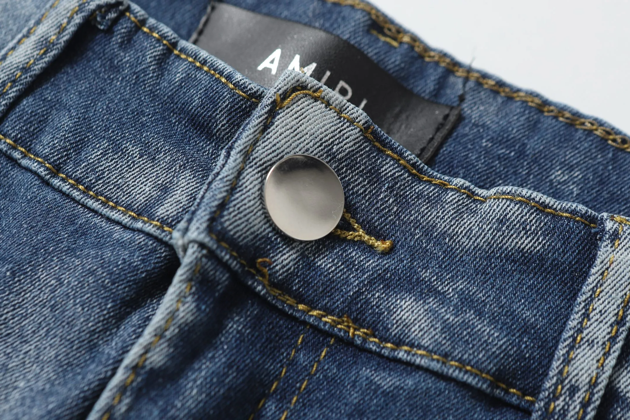 P256 💰 Actual photo [High quality] Coding: M746 Color: Picture color Size: S to XXXL AMIRI patch embroidery jeans trousers AMIRI high street basic ripped jeans trousers amiri brand jeans break the production process and cutting of the original jeans, the fabrics are softer and more comfortable Hand-sewn collar label Customized logo buttons Genuine leather label size Pants length Waist Hips Unit cm S 98 68 100 M 99 72 104 L 100 76 118 XL 101 80 112 XXL 102 84 116 XXXL 103 88 120