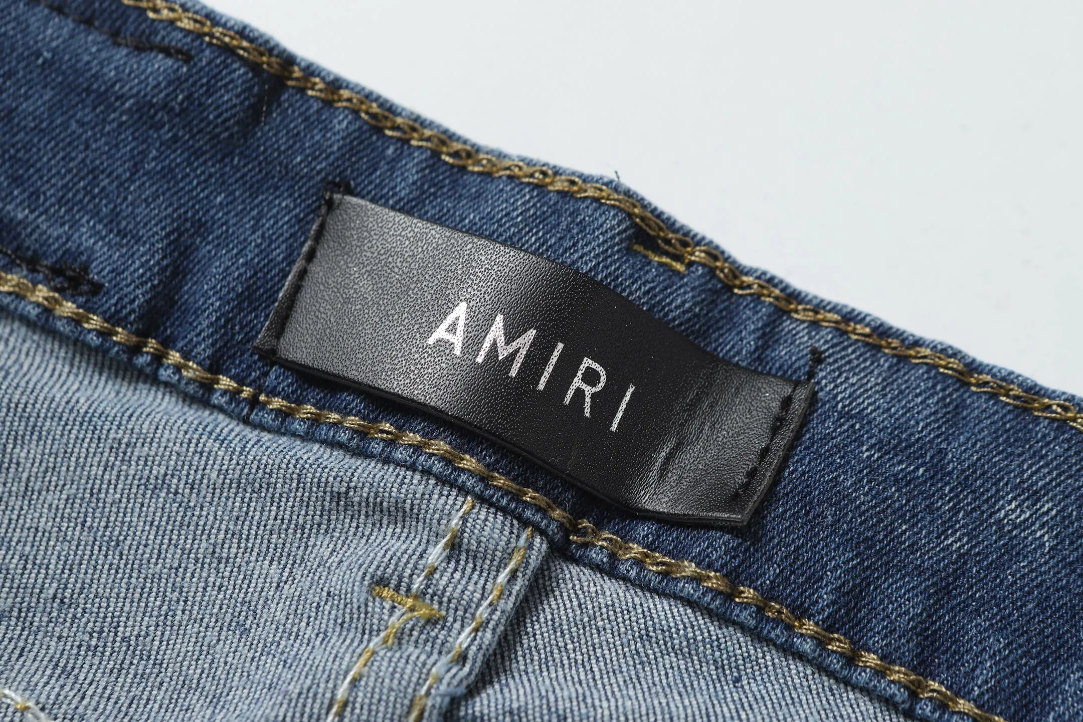 P256 💰 Actual photo [High quality] Coding: M746 Color: Picture color Size: S to XXXL AMIRI patch embroidery jeans trousers AMIRI high street basic ripped jeans trousers amiri brand jeans break the production process and cutting of the original jeans, the fabrics are softer and more comfortable Hand-sewn collar label Customized logo buttons Genuine leather label size Pants length Waist Hips Unit cm S 98 68 100 M 99 72 104 L 100 76 118 XL 101 80 112 XXL 102 84 116 XXXL 103 88 120