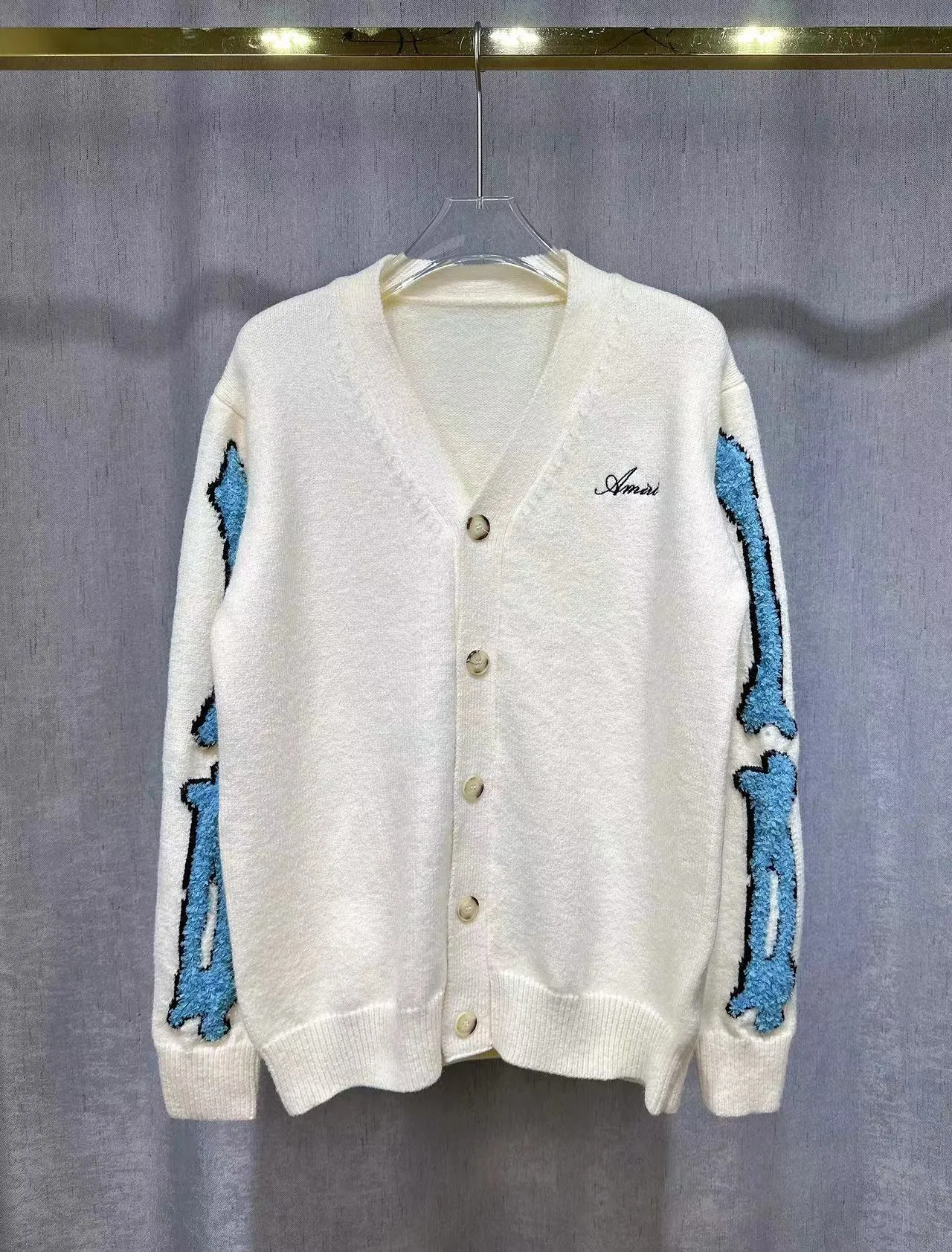 P270 🎉AMIRI new V-neck cardigan sweater, logo embroidery on the chest, 1:1 towel embroidery on the sleeves Color: apricot white, cerulean blue, black, size: S M L XL XXL