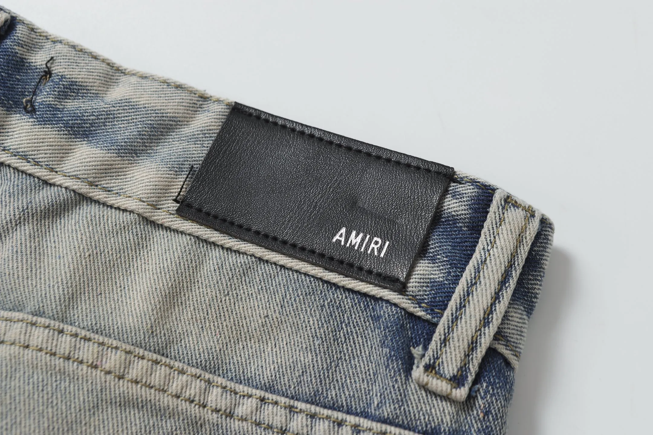 P280 AMIRI 25ss patch embroidery jeans trousers AMIRI high street basic ripped loose casual versatile jeans trousers amiri brand jeans break the production process and cutting of the original jeans, the fabrics are softer and more comfortable Hand-sewn collar label Customized logo buttons Genuine leather tag Color: Picture color Code number: 28-36