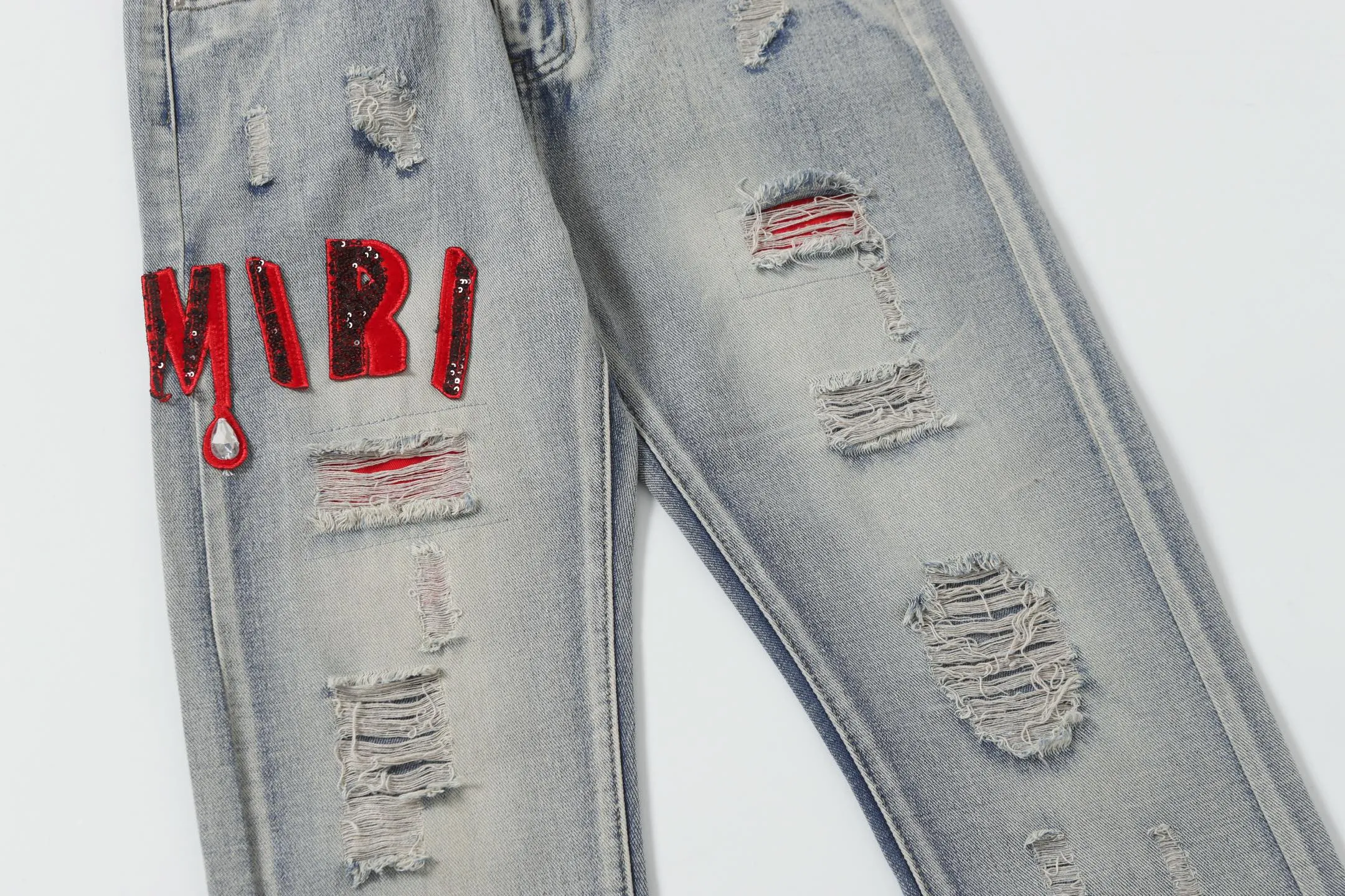 P280 AMIRI 25ss patch embroidery jeans trousers AMIRI high street basic ripped loose casual versatile jeans trousers amiri brand jeans break the production process and cutting of the original jeans, the fabrics are softer and more comfortable Hand-sewn collar label Customized logo buttons Genuine leather tag Color: Picture color Code number: 28-36