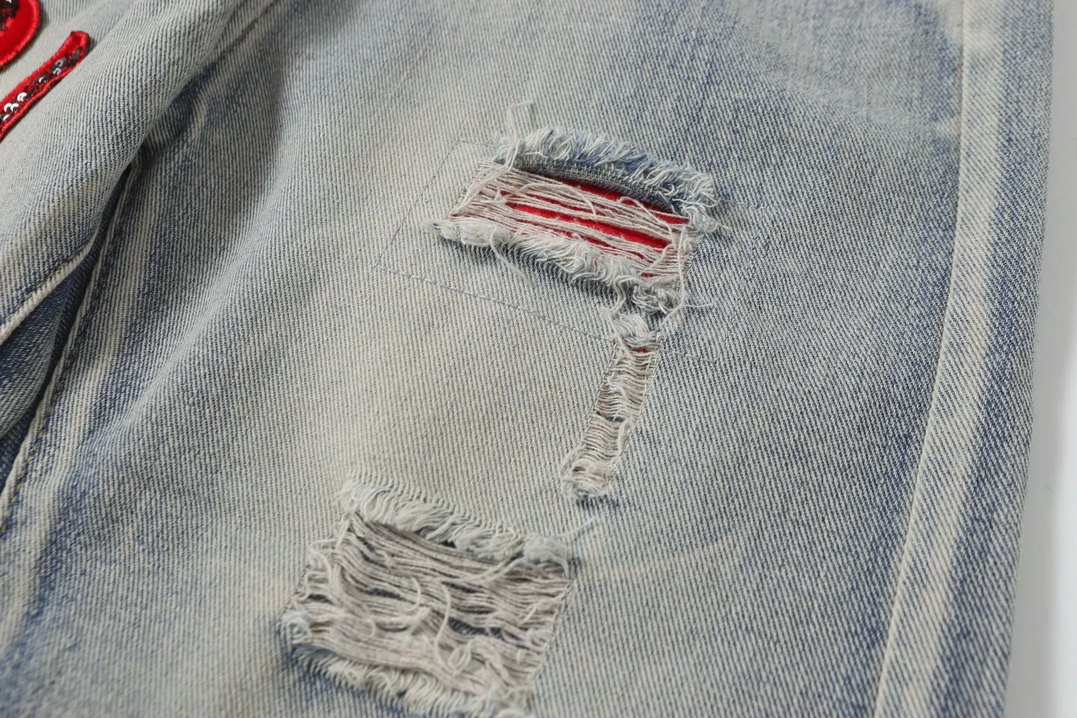 P280 AMIRI 25ss patch embroidery jeans trousers AMIRI high street basic ripped loose casual versatile jeans trousers amiri brand jeans break the production process and cutting of the original jeans, the fabrics are softer and more comfortable Hand-sewn collar label Customized logo buttons Genuine leather tag Color: Picture color Code number: 28-36