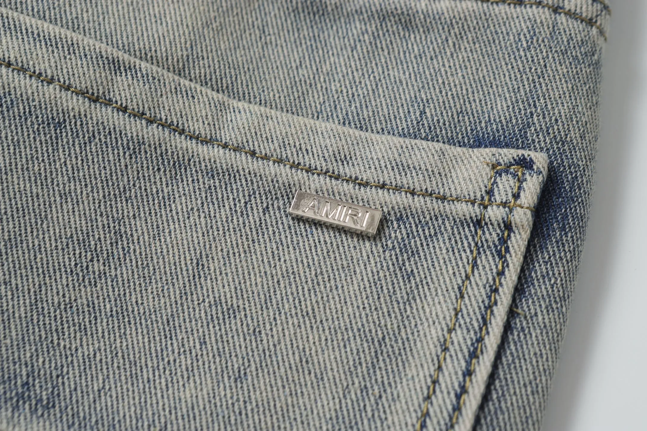 P280 AMIRI 25ss patch embroidery jeans trousers AMIRI high street basic ripped loose casual versatile jeans trousers amiri brand jeans break the production process and cutting of the original jeans, the fabrics are softer and more comfortable Hand-sewn collar label Customized logo buttons Genuine leather tag Color: Picture color Code number: 28-36