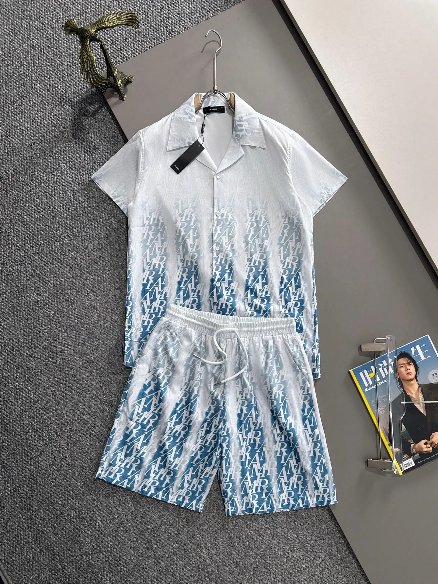 P360 AMIRI2025 summer classic LOGO design all-over printing suit, light and thin cotton full-body digital printing, made of high-quality polyester fiber fabric, breathable mesh lining is added to the pants, carefully created standard version, can be matched separately with clothes, versatile style for leisure time! The classic logo on the whole body is very eye-catching, showing a sense of luxury and style, becoming a classic and mainstream style that never goes out of style and is elegant! Extremely handsome, classic and heroic. Same style for men and women. Size: M-3XL (please note your height and weight when placing an order)