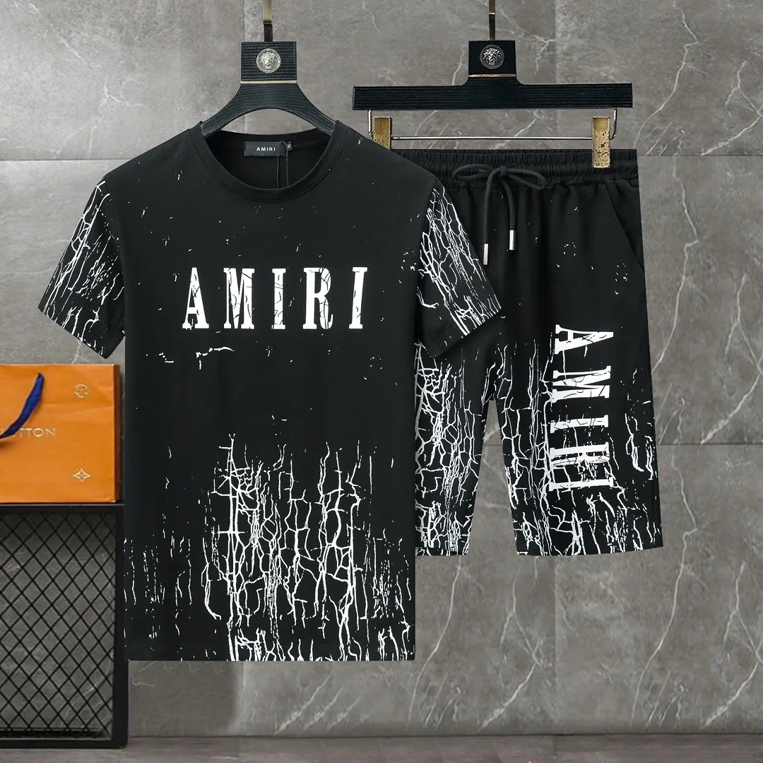 P290 🌸🌸🌸 AMIRI 25ss spring and summer advanced customization spring and summer series, round neck casual suit, short-sleeved T-shirt suit and three-quarter pants, imported high-grade elastic fabric, delicate, soft, comfortable and breathable, stiff and shaping, extraordinary quality. Exquisite three-dimensional tailoring and outstanding texture are made of high-end materials supplied by customers. They are very textured and durable. They are produced by domestic first-line factories. From cutting to hand-sewing, there is basically no extraneous touch. The pattern is quite crisp and there is no feeling of procrastination at all. It has a delicate and soft feel and smooth texture! Color: Picture color Size: M--3xL