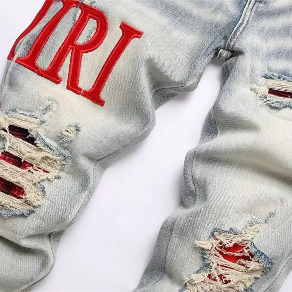 P166 Top replica AMIRI splash-ink medal patch embroidered jeans trousers AMIRI high street basic ripped tight stretch jeans trousers Amiriamiri is transliterated as Emil, which is the name of the founder. Mike Amiri, the founder of amiri, grew up in Los Angeles, USA. He was influenced by the local street culture Rock since childhood, so he founded the amiri brand named after himself. A variety of fashion brand clothing meets the needs of different fashion players. Amiri clothing has novel and unique styles and is a well-known street brand in the United States. Many of its styles and styles are loved by many street photographers. Various clothing styles meet the needs of different people, show their unique temperament, and show the trend of dressing. amiri's jeans are relatively famous. Not only do they have many styles, but the quality of the jeans is also very good. Many celebrities have also worn amiri brand jeans.  The jeans of the amiri brand break through the production process and cutting of the original jeans. The fabrics are relatively soft and comfortable, and are not as hard as some jeans, which can irritate the skin and cause the skin to bleed when worn. Los Angeles trendy brand Amiri's jeans are made with great detail from tailoring to texture, adding wrinkles, bullet holes, damage and other details to add to the trendiness of the jeans. You can choose the style that suits you according to your own needs. Only when you wear a suitable style can you have a certain sense of fashion.  In recent years, high street has become a word that appears more and more frequently in men's clothing. High street style has also become an important direction for everyone's matching. High street related items are basically inseparable from oversize or off-shoulder tops. The lower body is matched with trackpants or tight-fitting denim. In my opinion, the most representative one is perhaps annihilation. Color; picture color Size: m l xl xxl