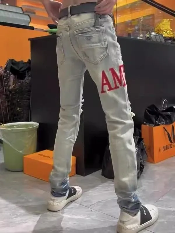 P166 Top replica AMIRI splash-ink medal patch embroidered jeans trousers AMIRI high street basic ripped tight stretch jeans trousers Amiriamiri is transliterated as Emil, which is the name of the founder. Mike Amiri, the founder of amiri, grew up in Los Angeles, USA. He was influenced by the local street culture Rock since childhood, so he founded the amiri brand named after himself. A variety of fashion brand clothing meets the needs of different fashion players. Amiri clothing has novel and unique styles and is a well-known street brand in the United States. Many of its styles and styles are loved by many street photographers. Various clothing styles meet the needs of different people, show their unique temperament, and show the trend of dressing. amiri's jeans are relatively famous. Not only do they have many styles, but the quality of the jeans is also very good. Many celebrities have also worn amiri brand jeans.  The jeans of the amiri brand break through the production process and cutting of the original jeans. The fabrics are relatively soft and comfortable, and are not as hard as some jeans, which can irritate the skin and cause the skin to bleed when worn. Los Angeles trendy brand Amiri's jeans are made with great detail from tailoring to texture, adding wrinkles, bullet holes, damage and other details to add to the trendiness of the jeans. You can choose the style that suits you according to your own needs. Only when you wear a suitable style can you have a certain sense of fashion.  In recent years, high street has become a word that appears more and more frequently in men's clothing. High street style has also become an important direction for everyone's matching. High street related items are basically inseparable from oversize or off-shoulder tops. The lower body is matched with trackpants or tight-fitting denim. In my opinion, the most representative one is perhaps annihilation. Color; picture color Size: m l xl xxl