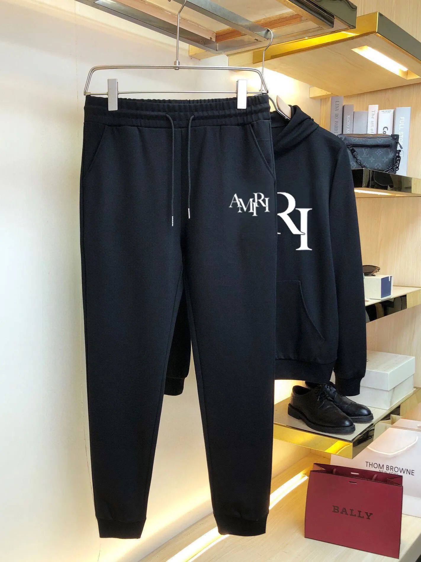 P380 💰 [AMIRI] (Gospel for Fatty) hot-selling suit is coming. Focus on the original version of the official website. 2025 new hot-selling sweatshirt suit. The original order is the best product🇭🇰. It is the meticulous work of top designers. It has a fitting and perfect upper body effect. All-natural high-quality Roman cotton 100%, close-fitting comfort, noble and elegant! Original hardware embodies elegance and nobility! Counter size: M-5XL (maximum wear up to 220 pounds)