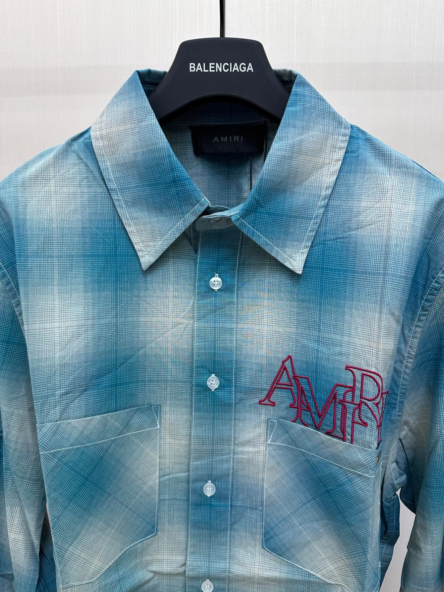 P400 Amiri Gradient Plaid Long Sleeve Shirt Customized yarn colored plaid fabric, frayed hem with distressed effect, symmetrical patch pockets on the chest, brand logo letter embroidery embellishment, large round red embroidery on the back, casual style, same style for men and women.  Size：S/M/L/XL