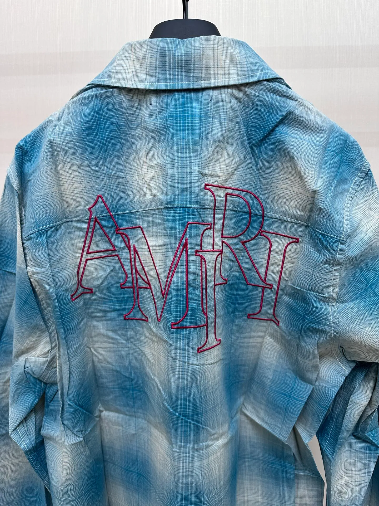P400 Amiri Gradient Plaid Long Sleeve Shirt Customized yarn colored plaid fabric, frayed hem with distressed effect, symmetrical patch pockets on the chest, brand logo letter embroidery embellishment, large round red embroidery on the back, casual style, same style for men and women.  Size：S/M/L/XL