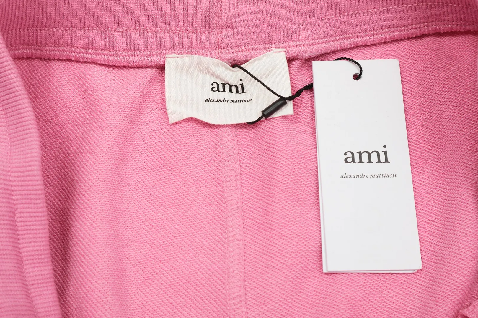 AMI/Amy Macaron Embroidered Heart Classic Shorts Put aside all the messy words and let’s go directly to the product parameters: ✅380g customized rough-feel fabric ✅Correct workmanship Every detail is 100% restored to the official website ✅Threads are made of 500g high-gram heavyweight pure cotton threads Custom-woven and dyed in the same color in the same vat No color difference with the fabric Machine washable and not easy to deform ✅No comparison and no damage Differentiating the market currency Correct workmanship details High-quality pure cotton fabric ✅The webbing is made of custom-dyed high-density and high-thickness webbing. Comparing with the official website. ✅The only correct embroidery of the same material on the market. Differentiating the fakes on the market at a glance. ✅The version follows the official website. It is loose and slim and can wear 210 pounds. There is no pressure for global shopping. Size: S-XL. Color (6 colors): Black, White, Gray, Navy Khaki, Rose Pink.