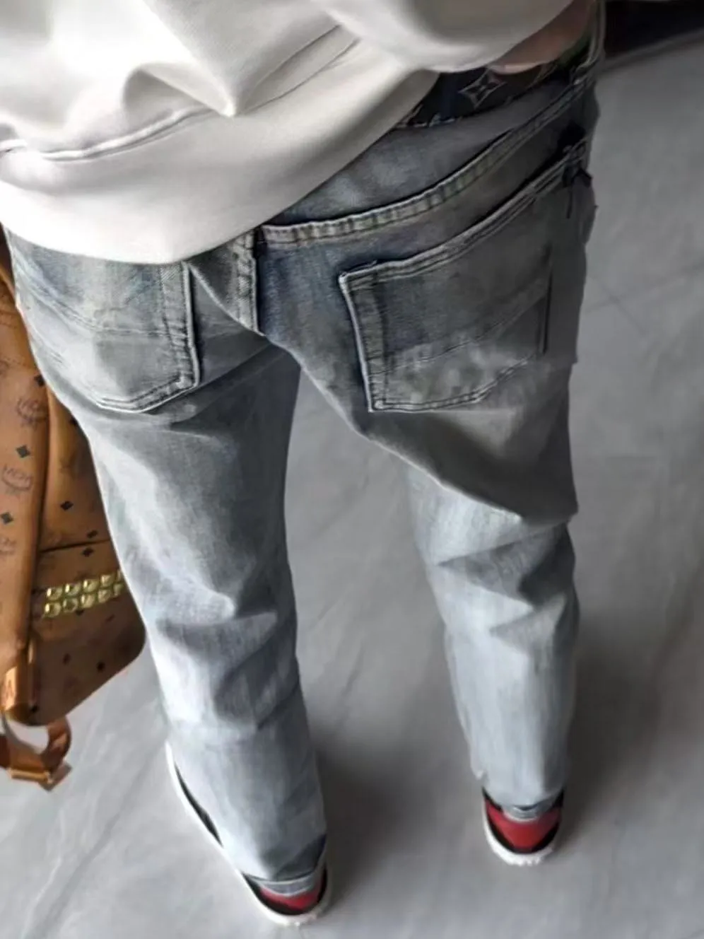#M41 P168💰 Amiri classic embroidered patched leather ripped letter jeans, slim fit jeans, produced by a major washed factory, full of high-end feel, partially destroyed knee design with patchwork leather design, has been used as a facade design, leather waist nameplate, the focus of this style is not on the washing, but on the destroyed shape and version. The secret lies in the craftsmanship of the master. The cost of post-processing, grinding, cutting, etc. is far beyond the cost of assembly line products. Color: Picture color Size: 30-32-34-36