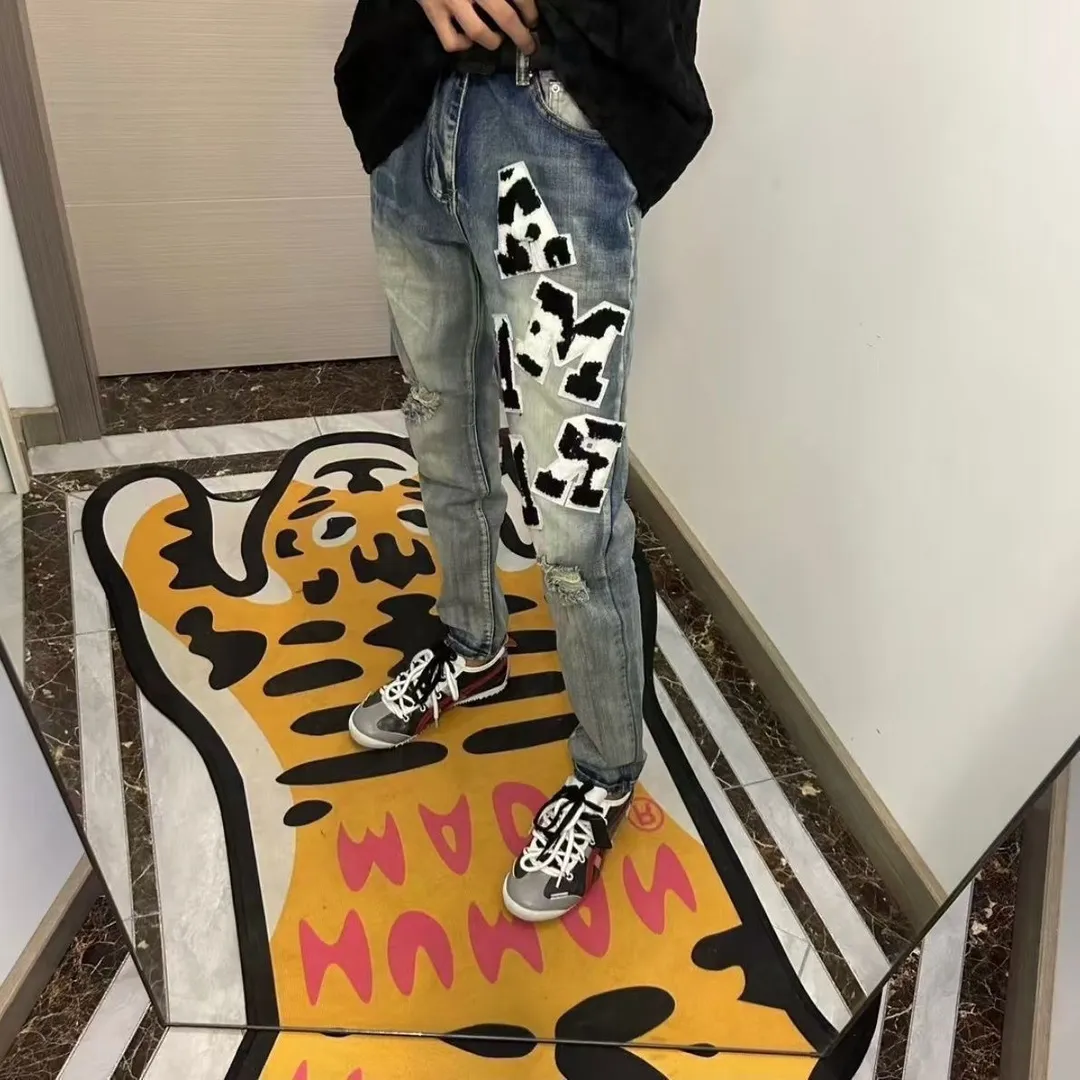 P166 Top replica AMIRI splash-ink medal patch embroidered jeans trousers AMIRI high street basic ripped tight stretch jeans trousers Amiriamiri is transliterated as Emil, which is the name of the founder. Mike Amiri, the founder of amiri, grew up in Los Angeles, USA. He was influenced by the local street culture Rock since childhood, so he founded the amiri brand named after himself. A variety of fashion brand clothing meets the needs of different fashion players. Amiri clothing has novel and unique styles and is a well-known street brand in the United States. Many of its styles and styles are loved by many street photographers. Various clothing styles meet the needs of different people, show their unique temperament, and show the trend of dressing. amiri's jeans are relatively famous. Not only do they have many styles, but the quality of the jeans is also very good. Many celebrities have also worn amiri brand jeans.  The jeans of the amiri brand break through the production process and cutting of the original jeans. The fabrics are relatively soft and comfortable, and are not as hard as some jeans, which can irritate the skin and cause the skin to bleed when worn. Los Angeles trendy brand Amiri's jeans are made with great detail from tailoring to texture, adding wrinkles, bullet holes, damage and other details to add to the trendiness of the jeans. You can choose the style that suits you according to your own needs. Only when you wear a suitable style can you have a certain sense of fashion.  In recent years, high street has become a word that appears more and more frequently in men's clothing. High street style has also become an important direction for everyone's matching. High street related items are basically inseparable from oversize or off-shoulder tops. The lower body is matched with trackpants or tight-fitting denim. In my opinion, the most representative one is perhaps annihilation. Color; picture color Size: m l xl xxl