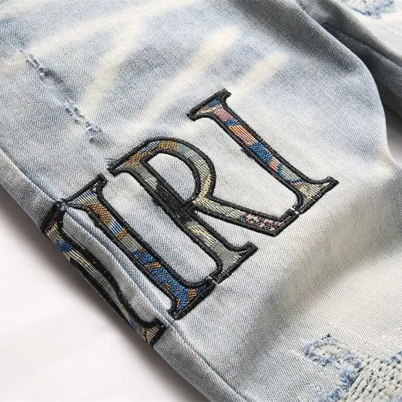 #M48 P168💰 Amiri classic embroidered patched leather distressed lettered jeans, slim fit jeans, produced by a major washed factory, full of high-end feel, partially destroyed knee design with leather patchwork design, has been used as a facade design, leather waist nameplate, the focus of this style is not on the washing, but on the destroyed shape and version. The secret lies in the craftsmanship of the master. The cost of post-processing, grinding, cutting, etc. is far beyond the cost of assembly line products. Color: Picture color Size: 30-32-34-36